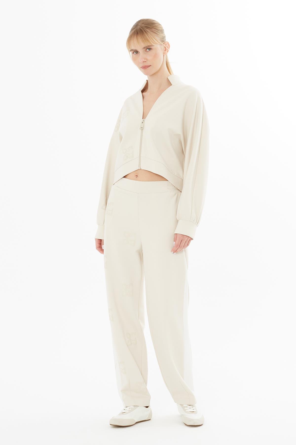 Yarasa Kollu Logo Baskılı Bej Ceket