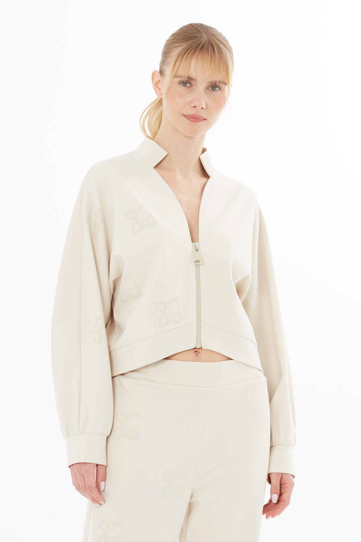 Yarasa Kollu Logo Baskılı Bej Ceket