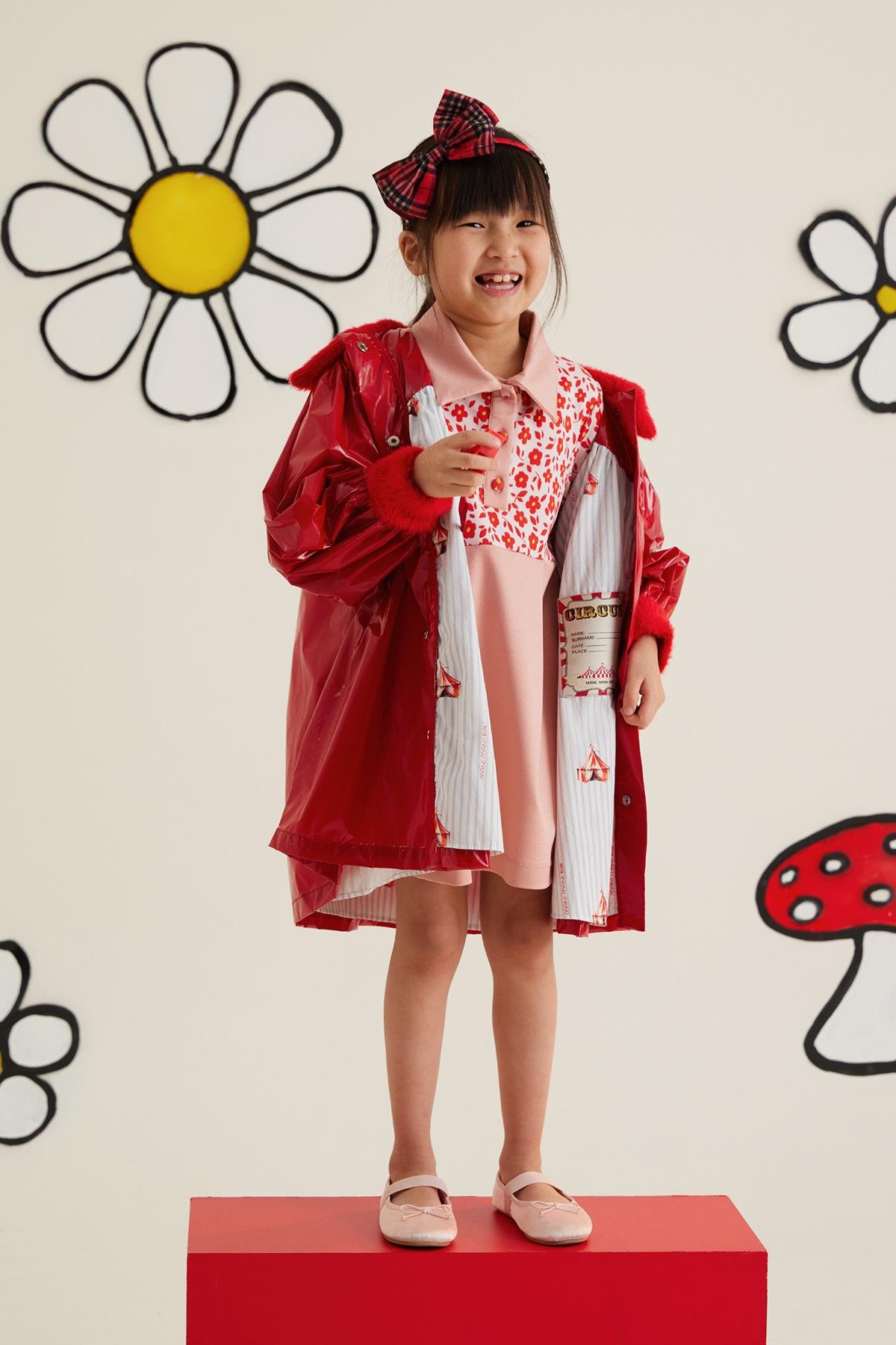 Yarım Pat Düğmeli Üstü Çiçek Desenli Elbise