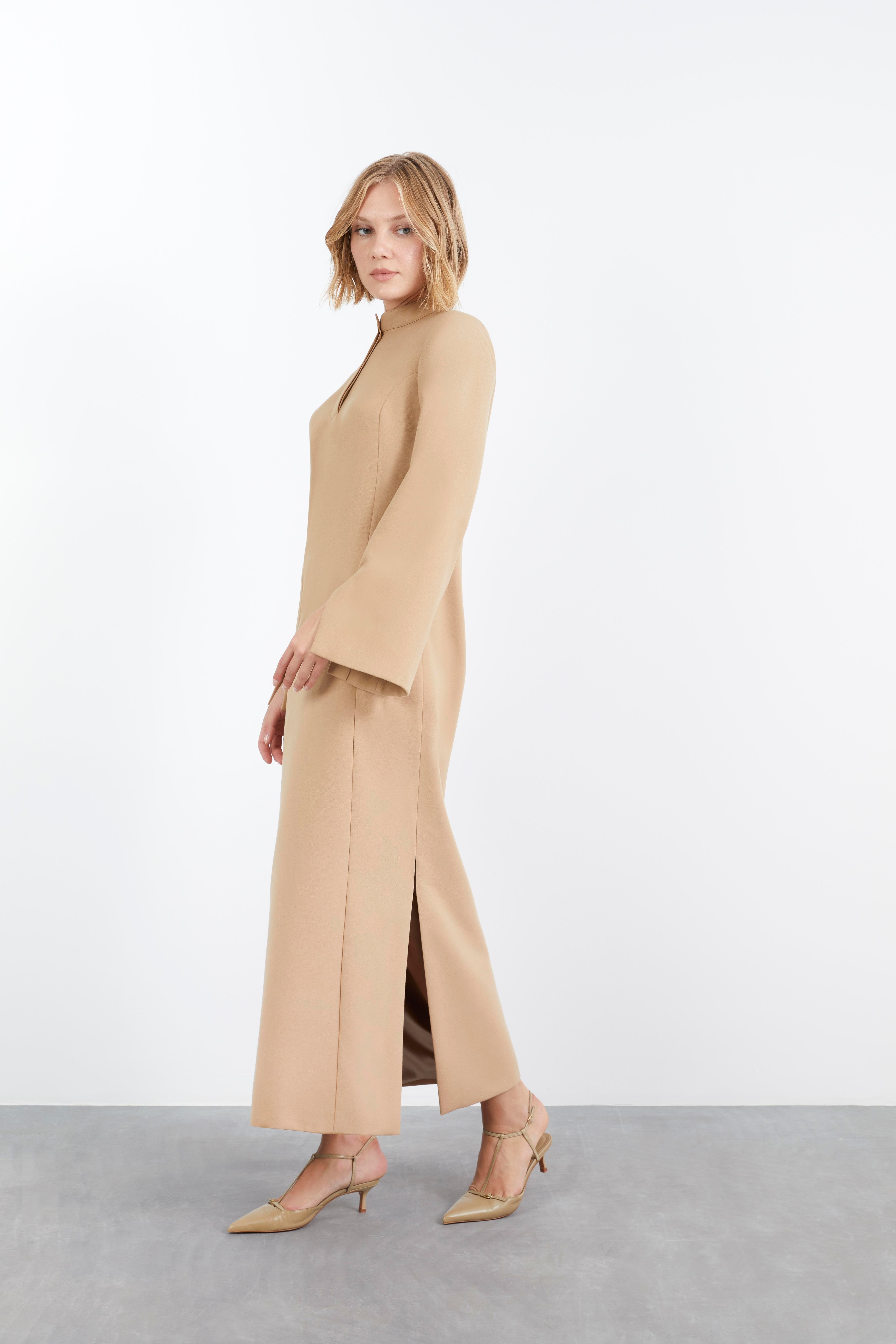 YARIM PAT KALP DÜĞME DETAYLI KOL VE ETEK YIRTMAÇLI DÜZ İNEN UZUN ELBİSE