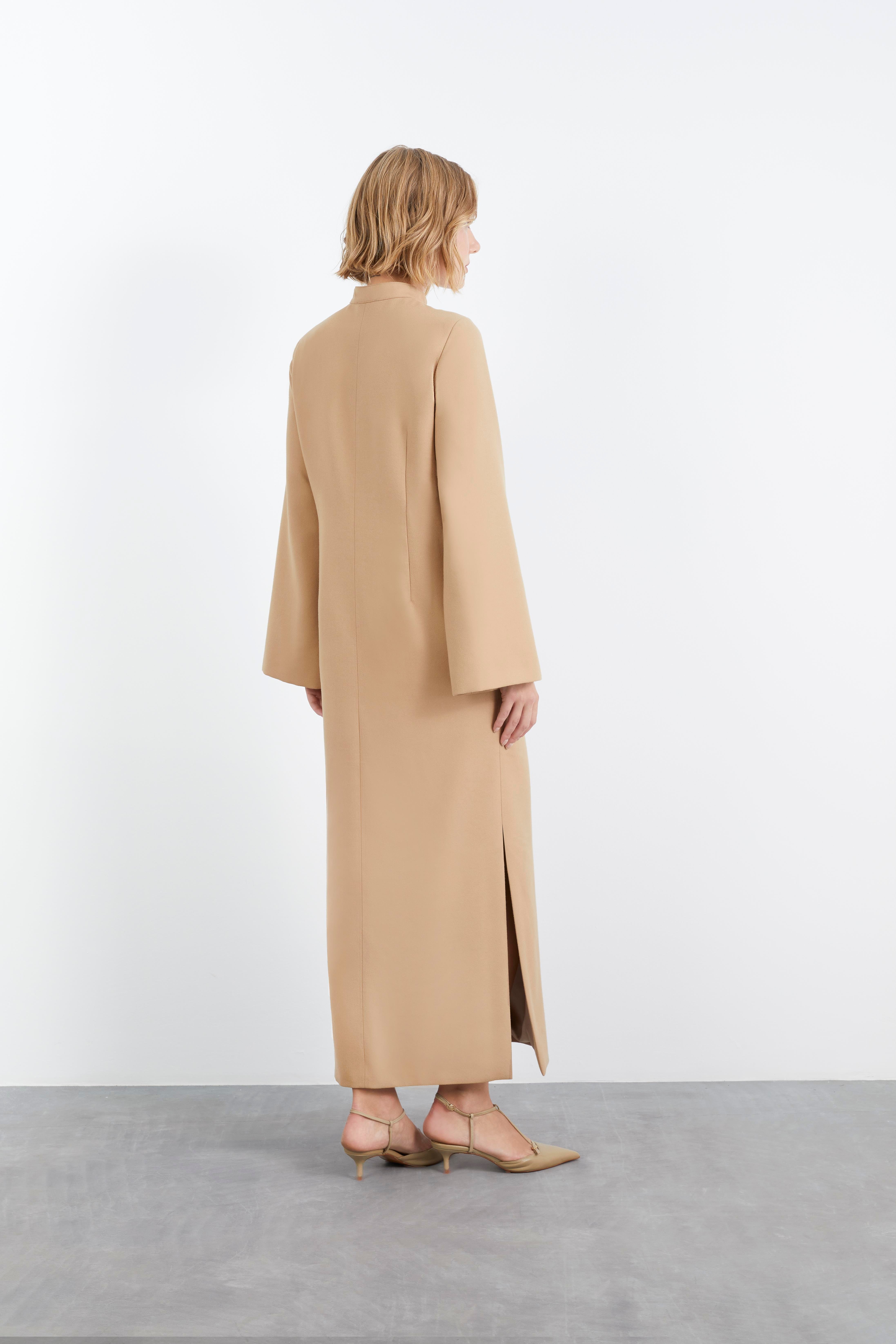 YARIM PAT KALP DÜĞME DETAYLI KOL VE ETEK YIRTMAÇLI DÜZ İNEN UZUN ELBİSE