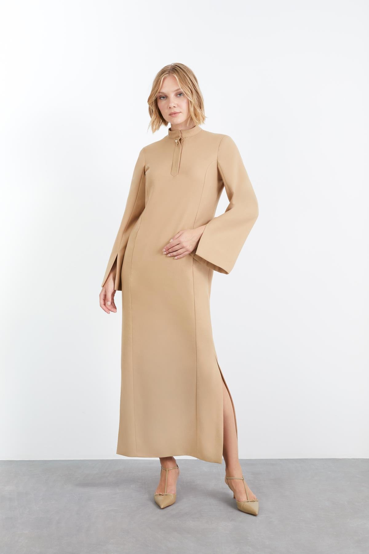 YARIM PAT KALP DÜĞME DETAYLI KOL VE ETEK YIRTMAÇLI DÜZ İNEN UZUN ELBİSE