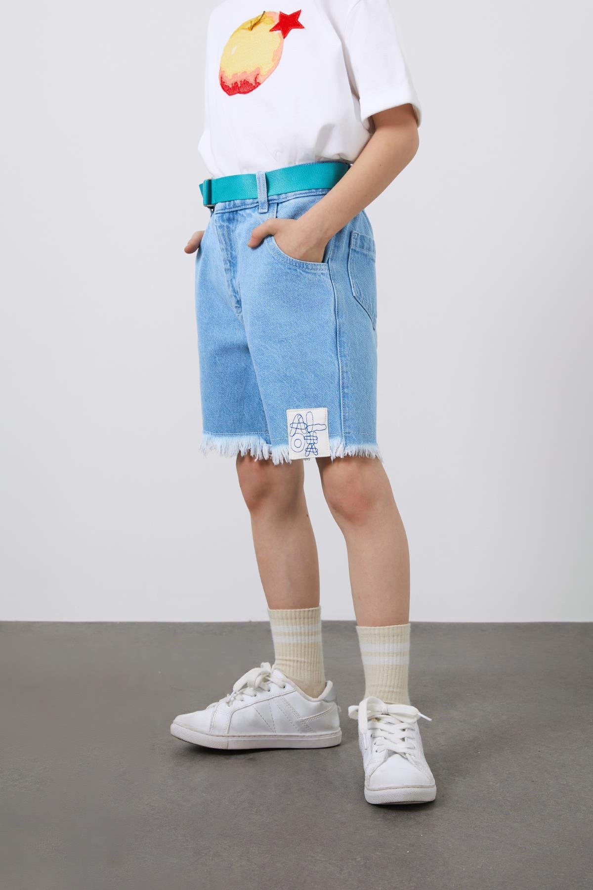 Yeşil Kemerli Mavi Şort