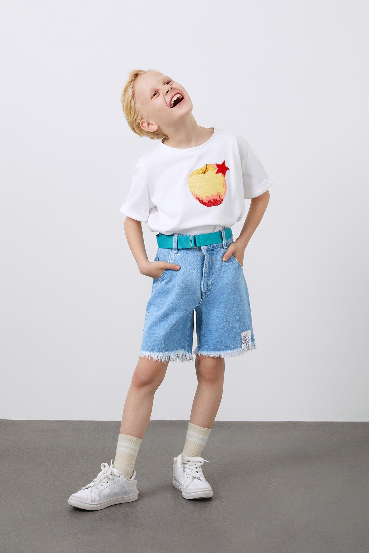 Yeşil Kemerli Mavi Şort