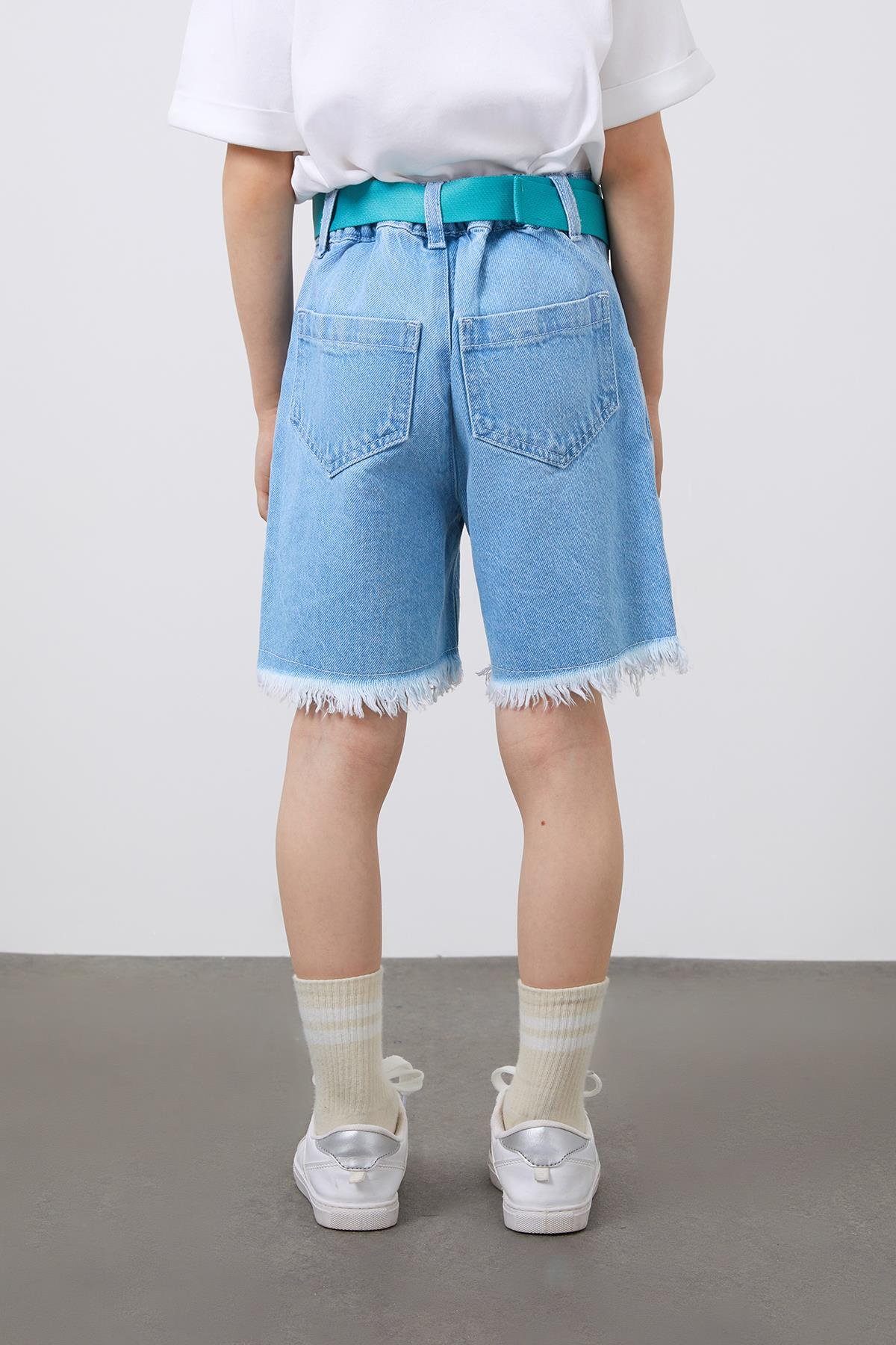 Yeşil Kemerli Mavi Şort