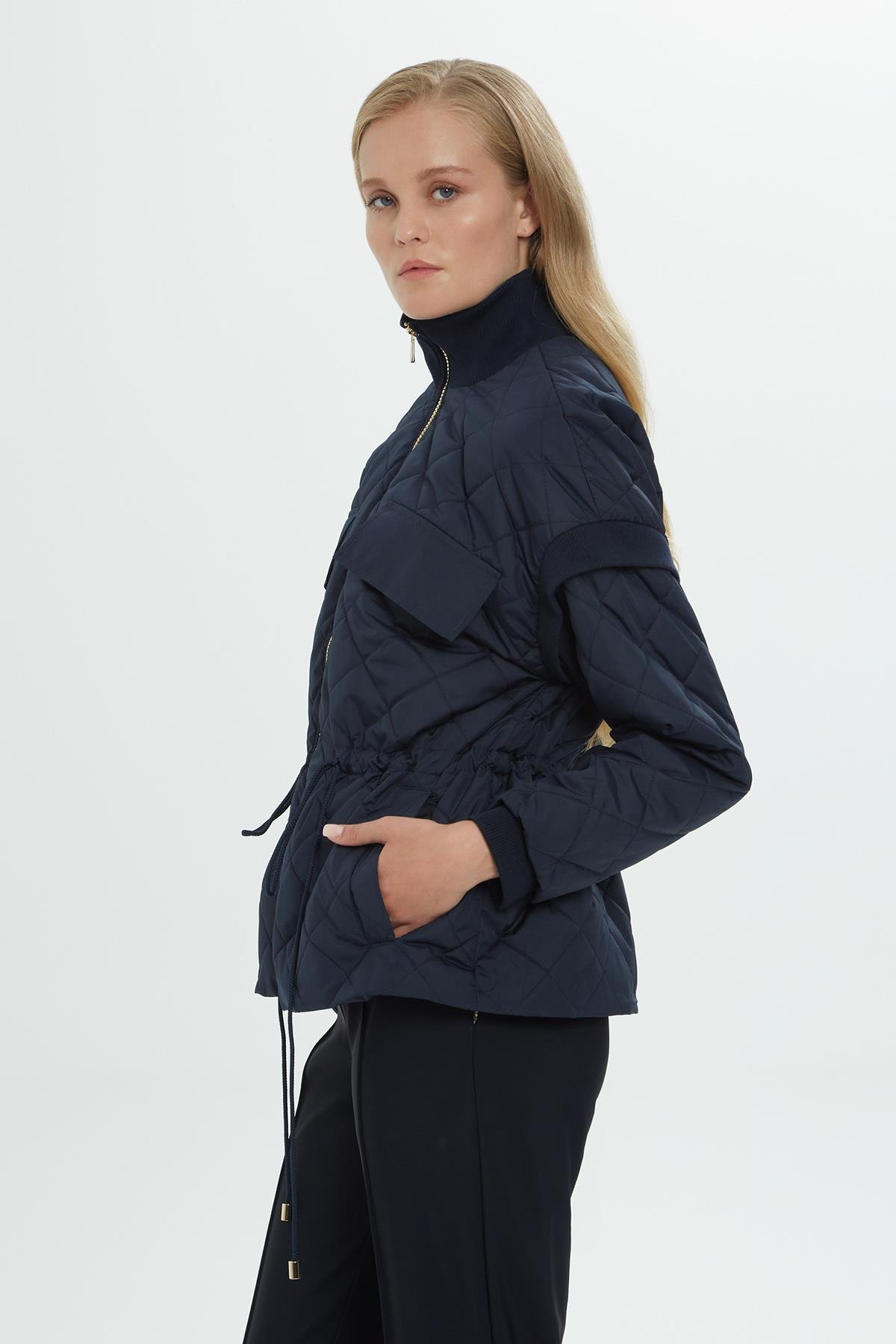 Yüksek Yaka Trikolu Astarlı Kapitone Lacivert Ceket