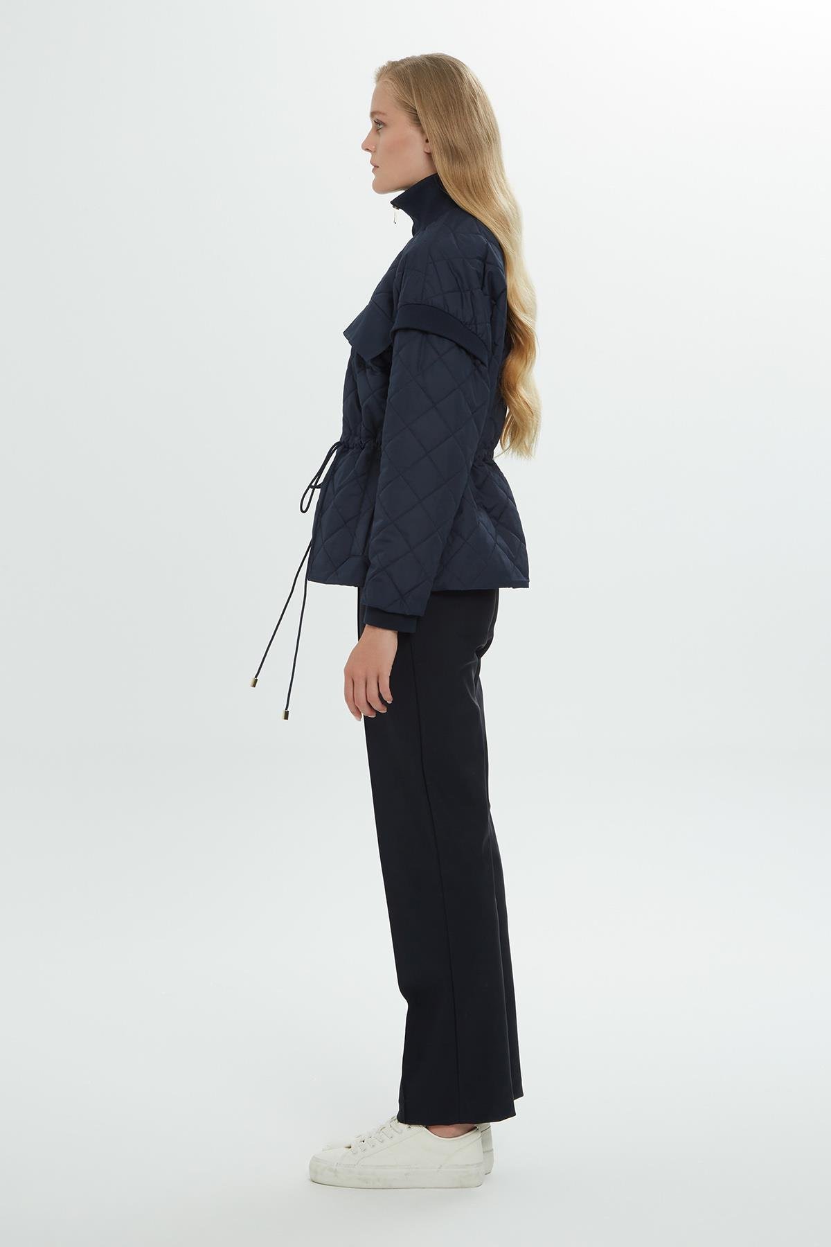 Yüksek Yaka Trikolu Astarlı Kapitone Lacivert Ceket