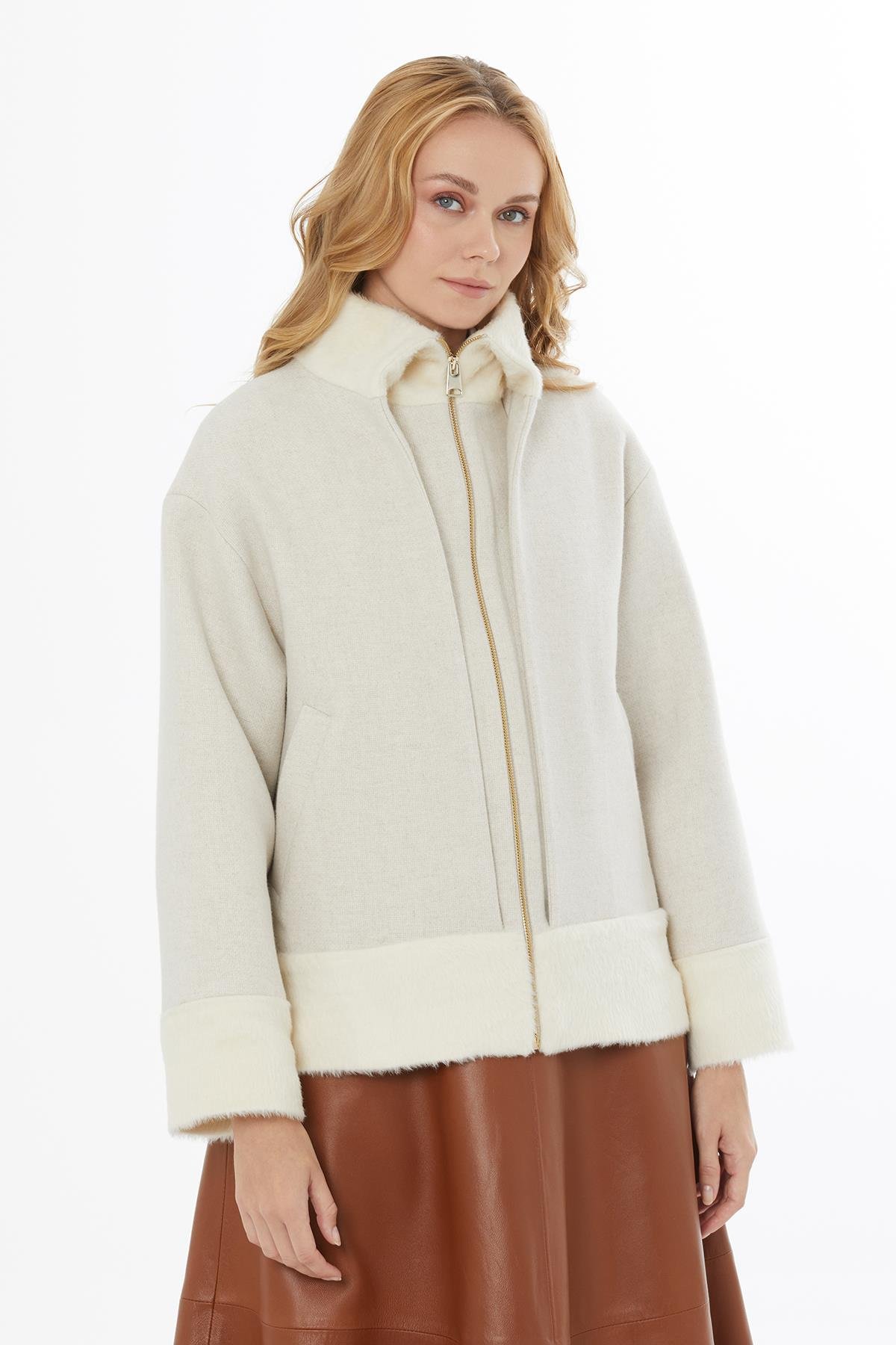 Yün Karışımlı Ekru Yüksek Yakalı Kısa Kaban