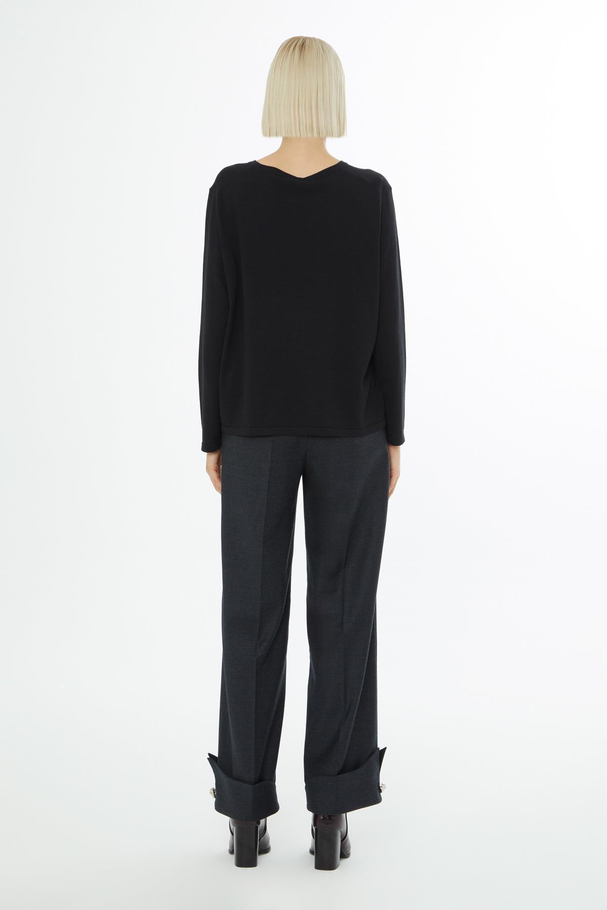 Black Long-Sleeve Plain Knit Top with Round Neck