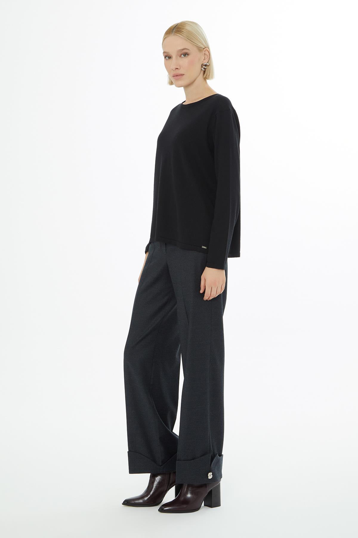 Black Long-Sleeve Plain Knit Top with Round Neck