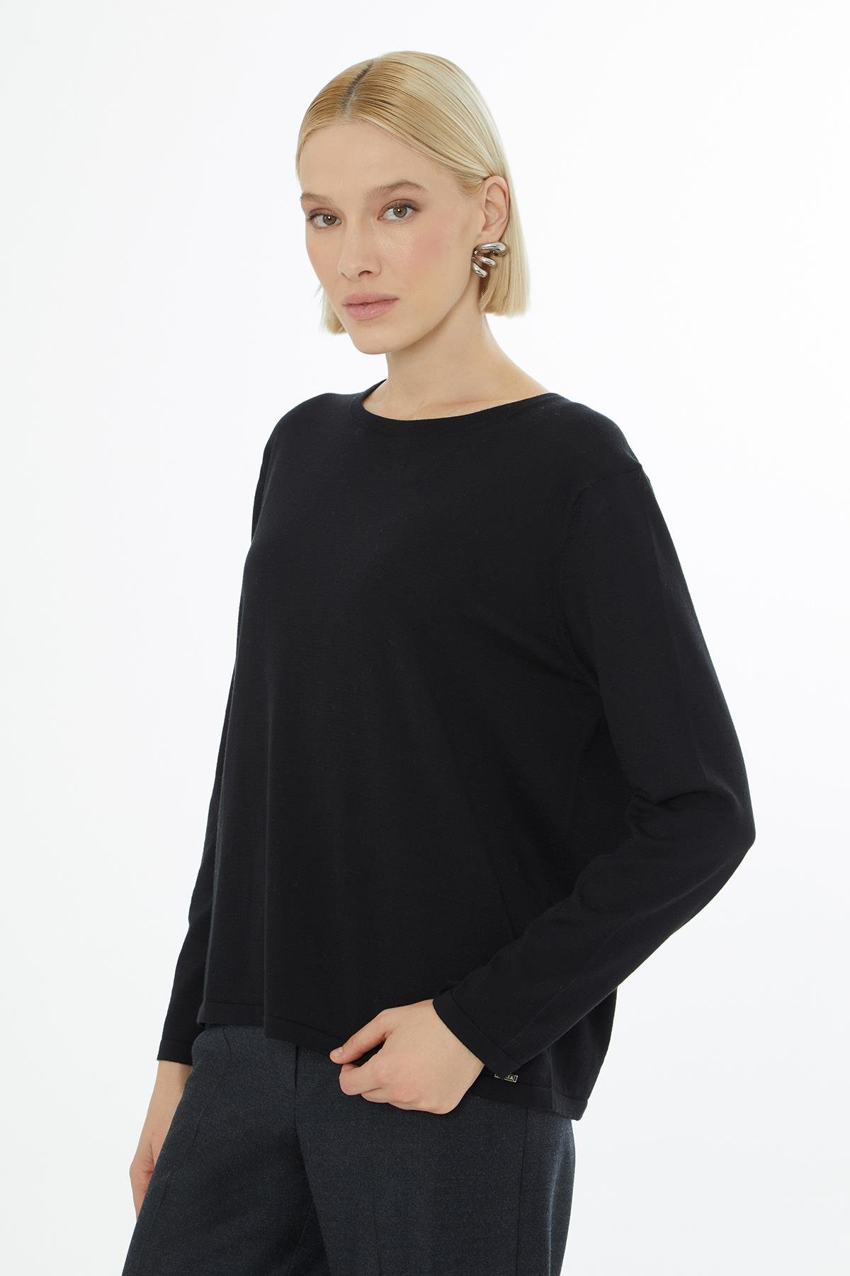 Black Long-Sleeve Plain Knit Top with Round Neck