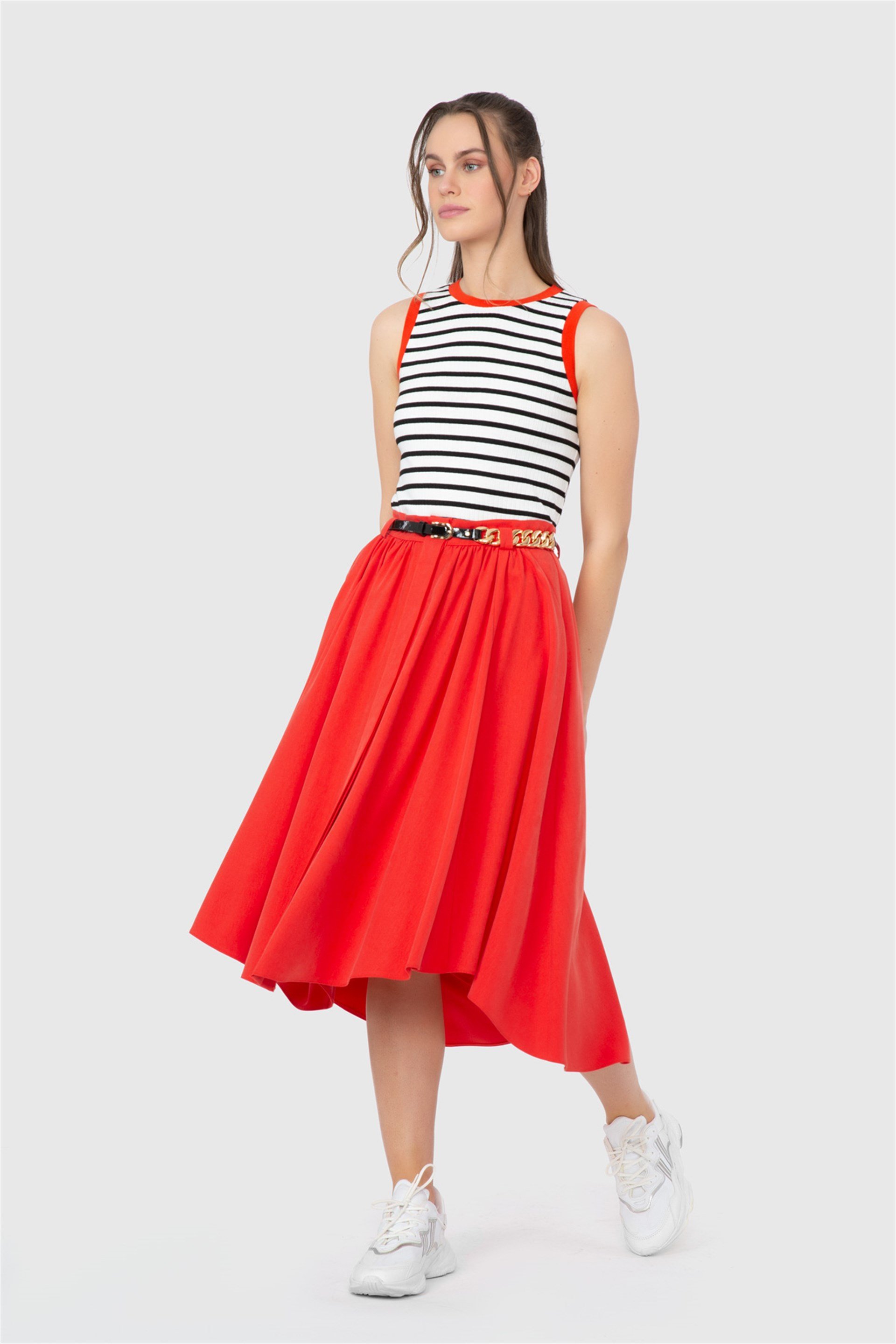 Zincir ve Deri Kemer Detaylı Kırmızı Etek