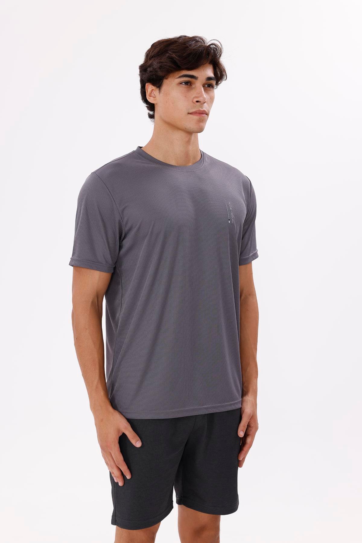 Bisiklet Yaka Nefes Alabilen Jarse Yapılı Rahat Kalıp Kısa Kollu Dikey Göğüs Nakış Detaylı Tişört