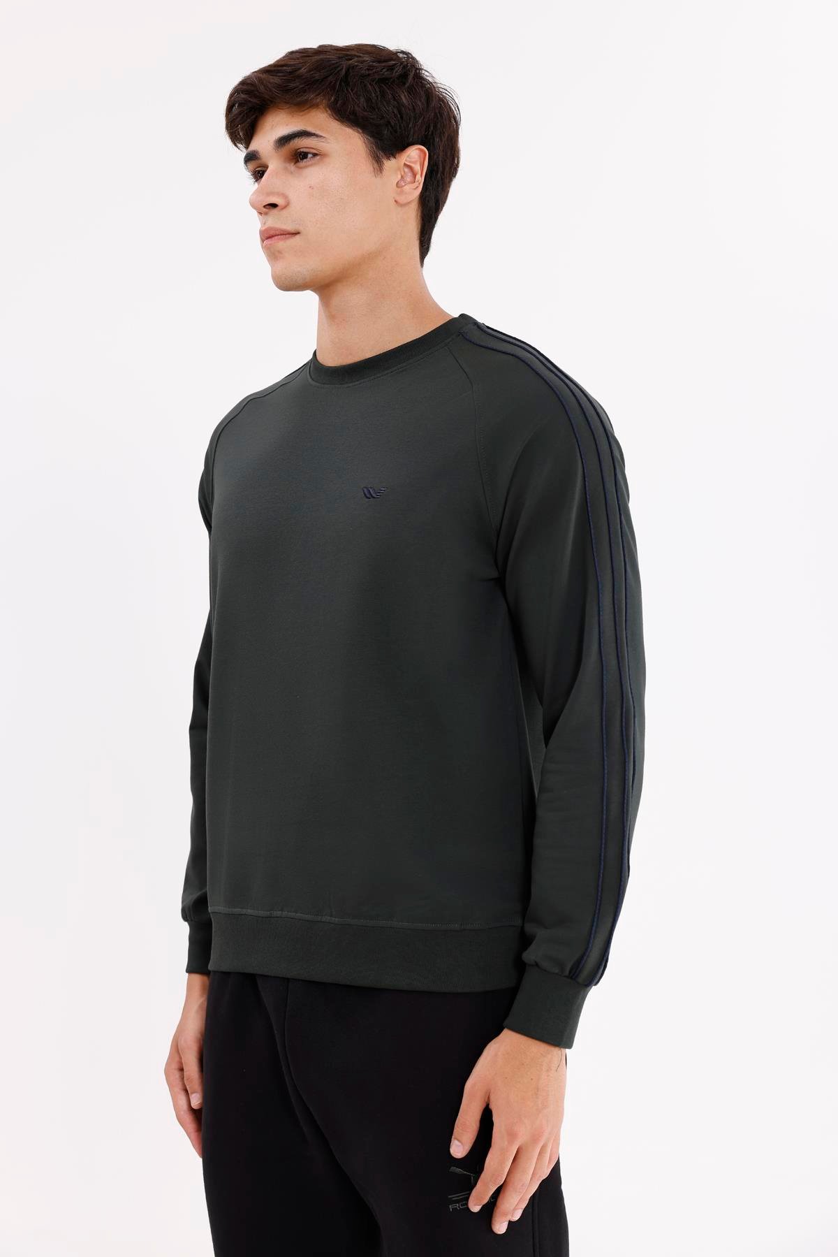 Çift Şeritli Raglan Kol Minimal Logolu Bisiklet Yaka Sweatshirt