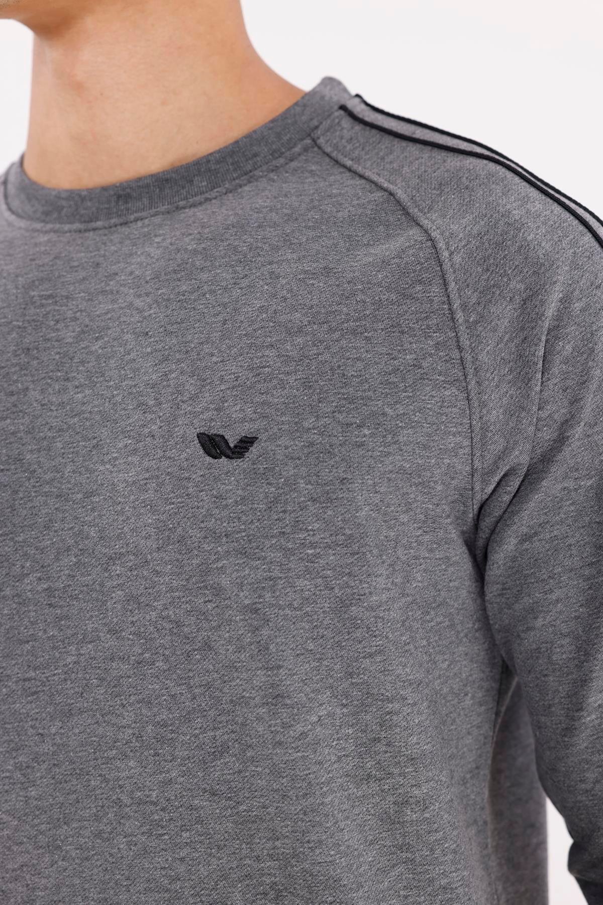 Çift Şeritli Raglan Kol Minimal Logolu Bisiklet Yaka Sweatshirt