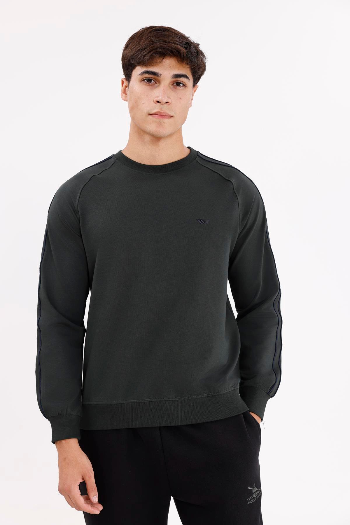 Çift Şeritli Raglan Kol Minimal Logolu Bisiklet Yaka Sweatshirt