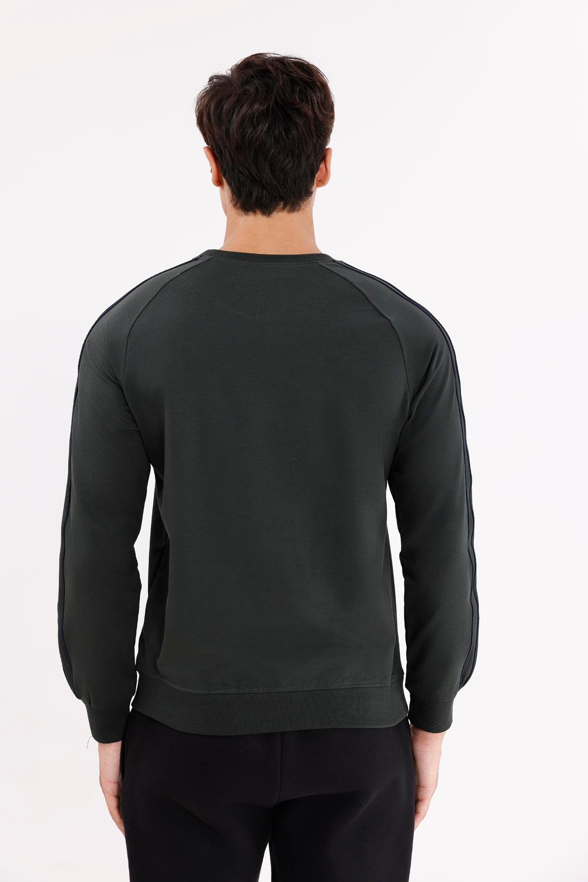 Çift Şeritli Raglan Kol Minimal Logolu Bisiklet Yaka Sweatshirt