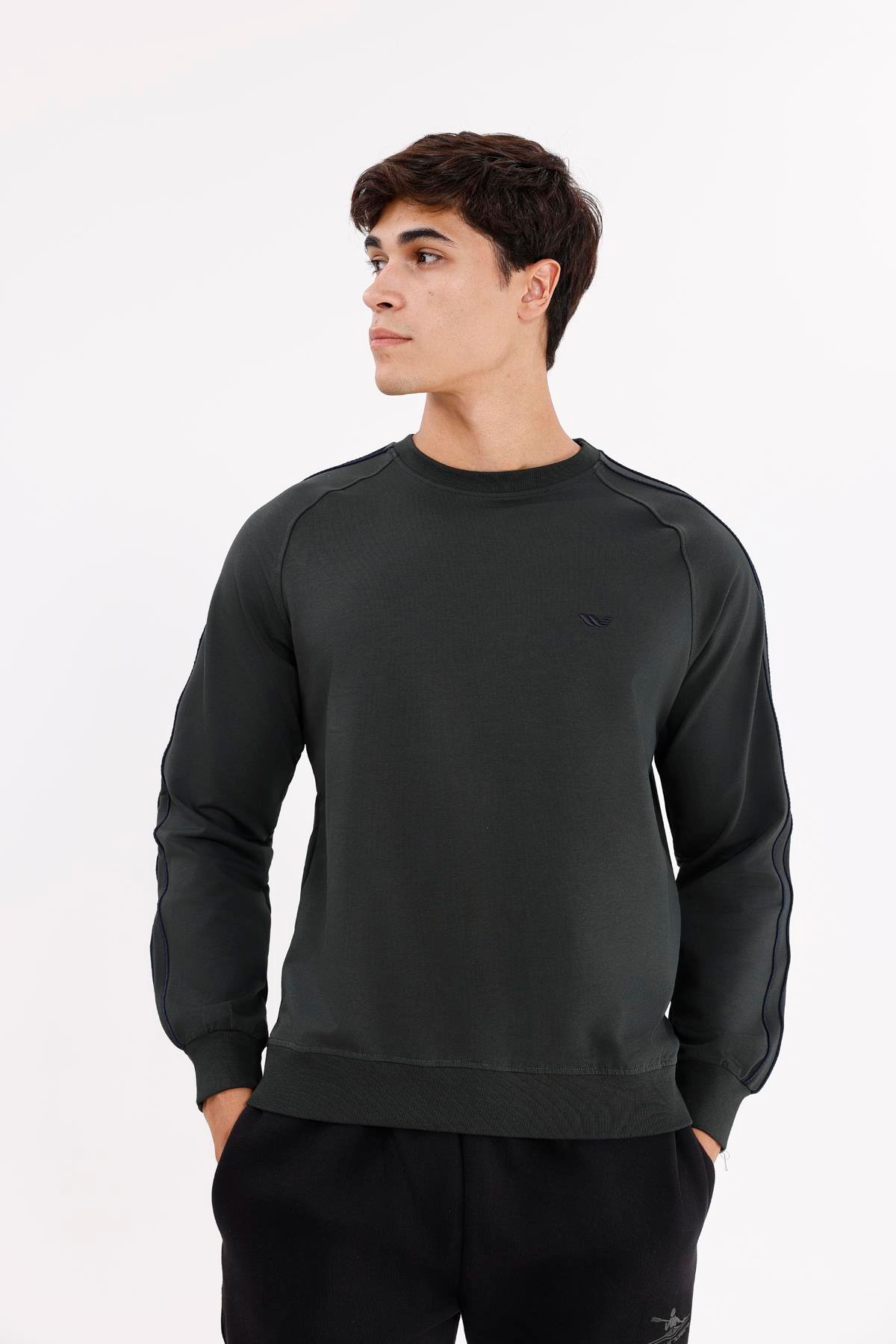 Çift Şeritli Raglan Kol Minimal Logolu Bisiklet Yaka Sweatshirt