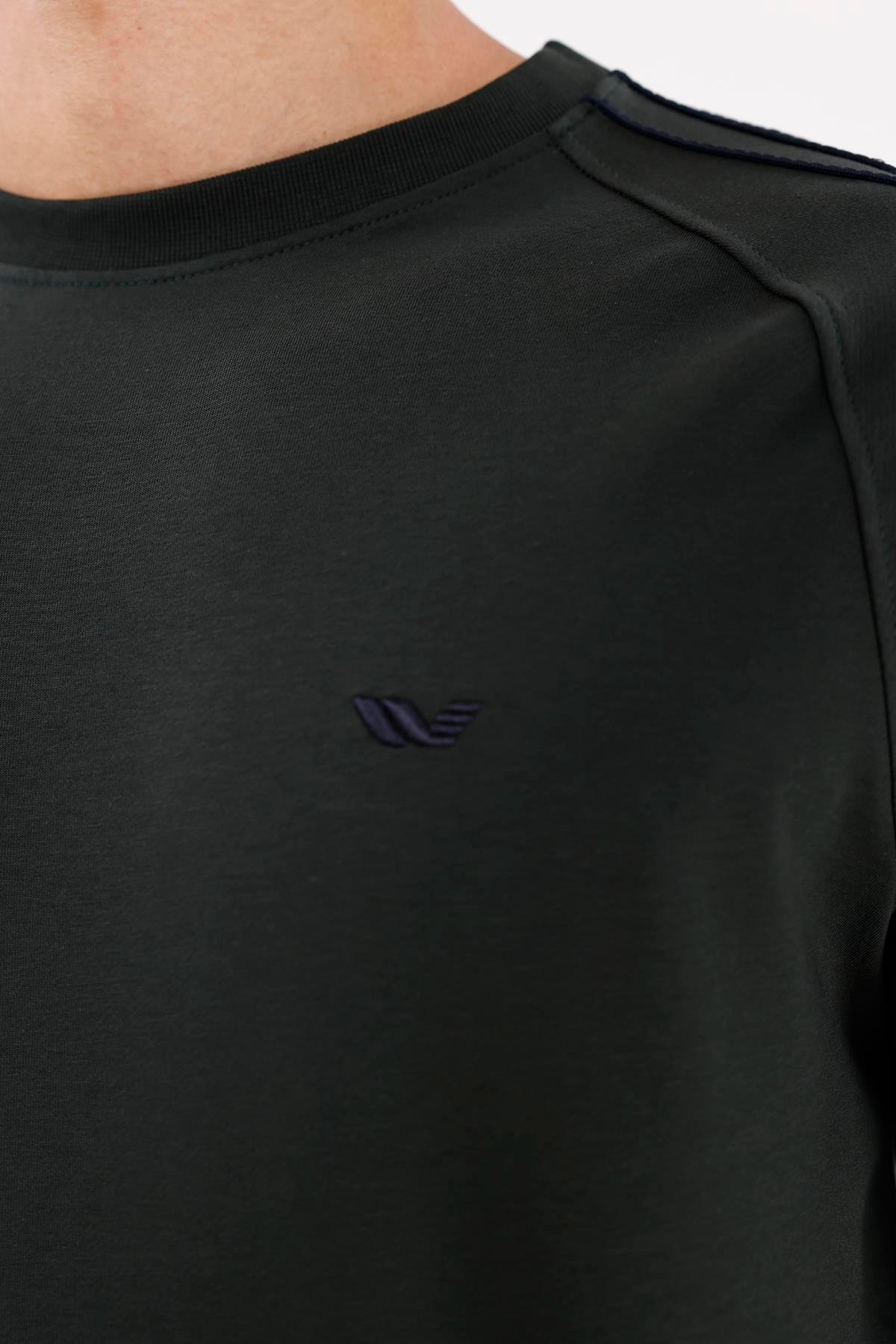 Çift Şeritli Raglan Kol Minimal Logolu Bisiklet Yaka Sweatshirt