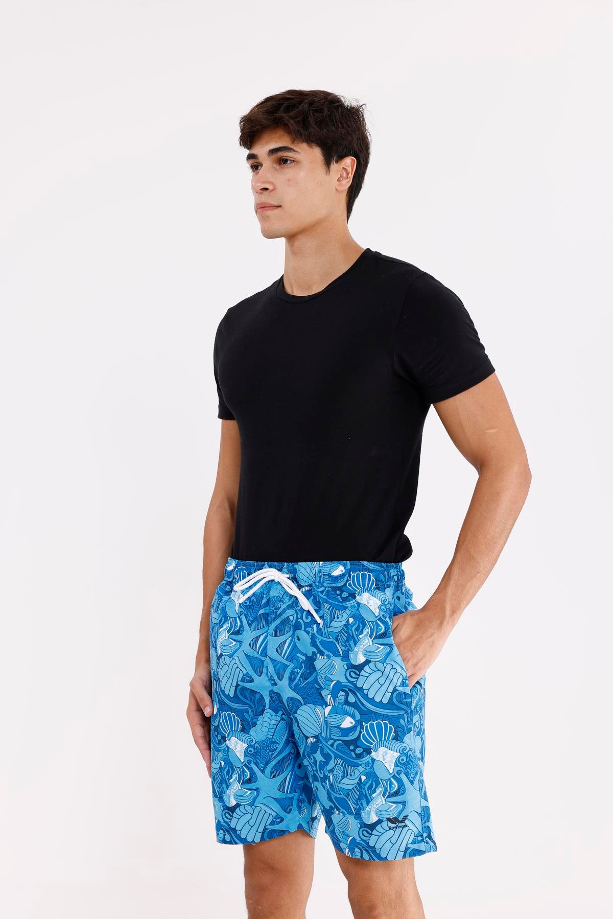 Deniz Temalı Desenli Hafif Dokulu Kordonlu Bel Ayarlı Yan Cepli Diz Üstü Rahat Kesim Deniz Şortu