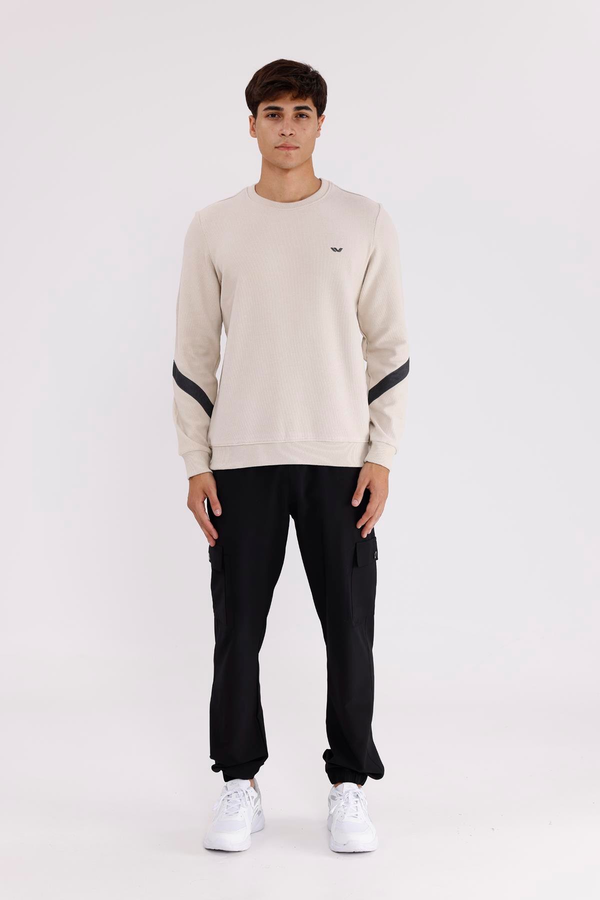 Kol Şerit Detaylı Yuvarlak Yaka Göğüs Logolu Rahat Kalıp Mevsimlik Sweatshirt