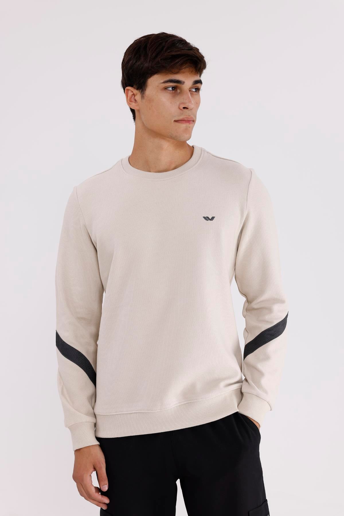 Kol Şerit Detaylı Yuvarlak Yaka Göğüs Logolu Rahat Kalıp Mevsimlik Sweatshirt