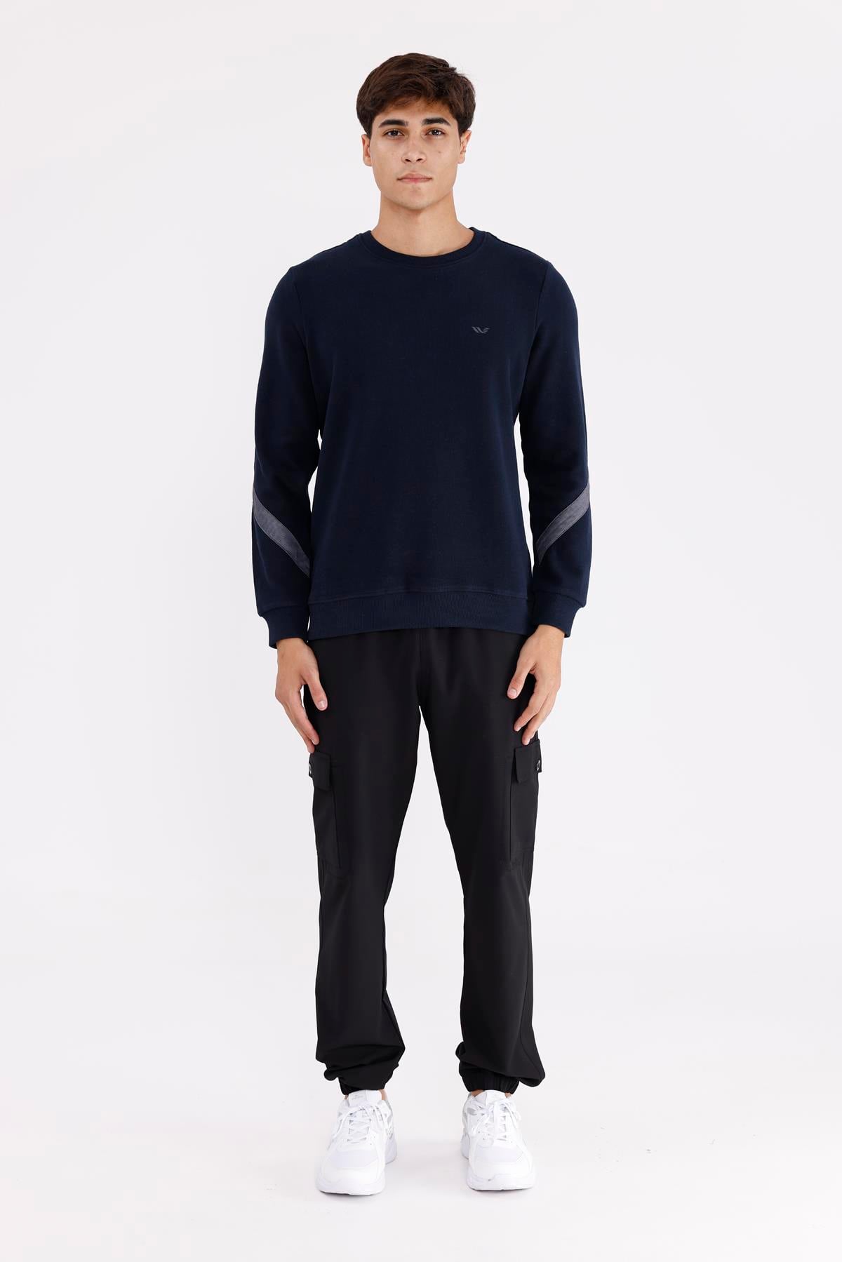Kol Şerit Detaylı Yuvarlak Yaka Göğüs Logolu Rahat Kalıp Mevsimlik Sweatshirt