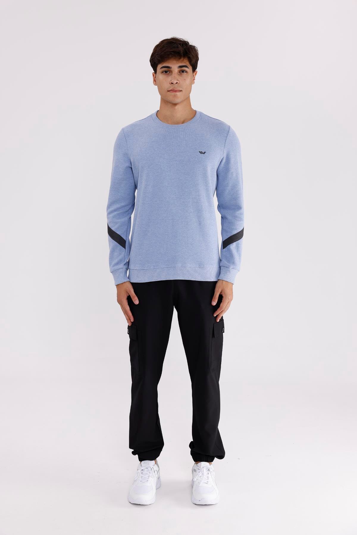 Kol Şerit Detaylı Yuvarlak Yaka Göğüs Logolu Rahat Kalıp Mevsimlik Sweatshirt