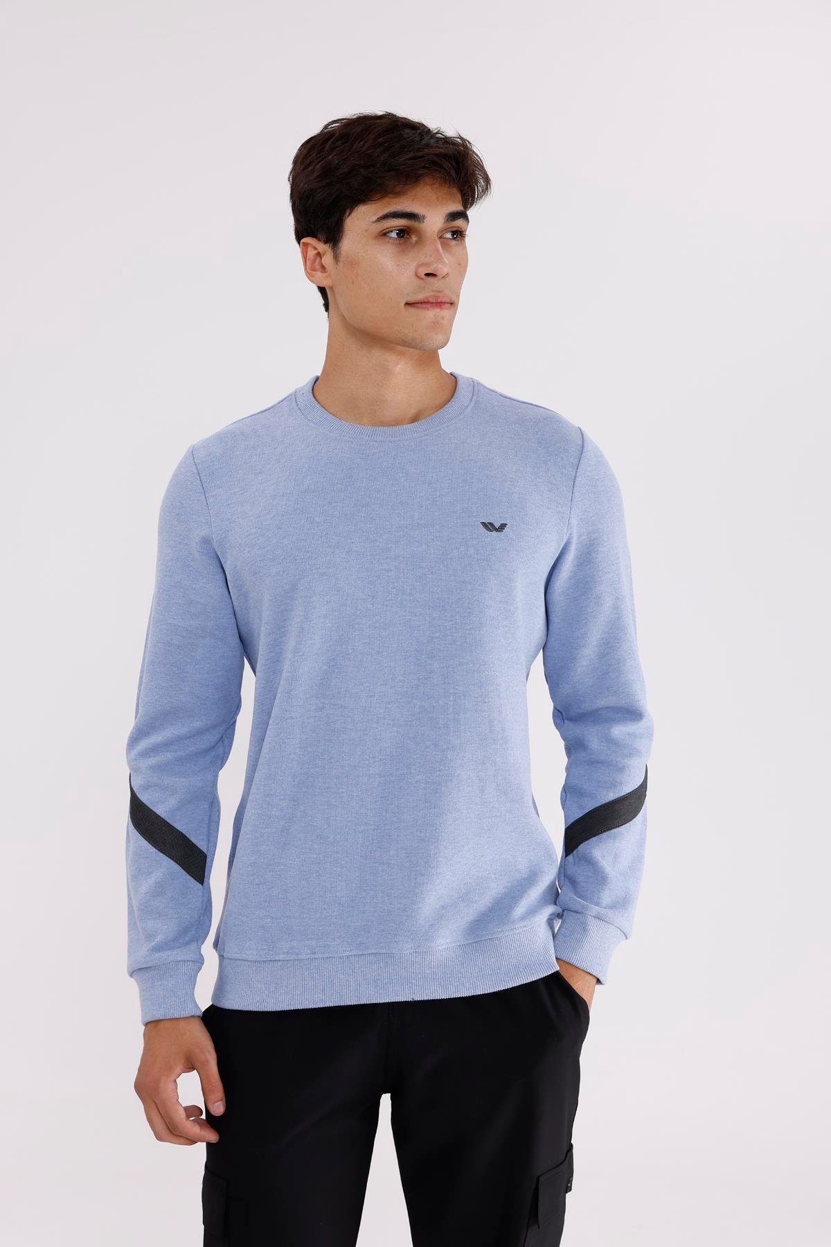 Kol Şerit Detaylı Yuvarlak Yaka Göğüs Logolu Rahat Kalıp Mevsimlik Sweatshirt