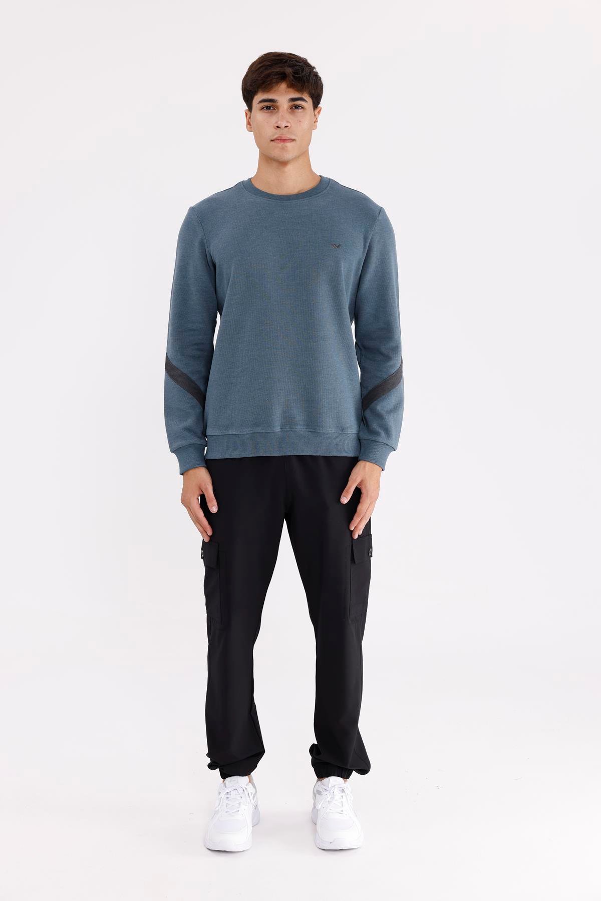 Kol Şerit Detaylı Yuvarlak Yaka Göğüs Logolu Rahat Kalıp Mevsimlik Sweatshirt