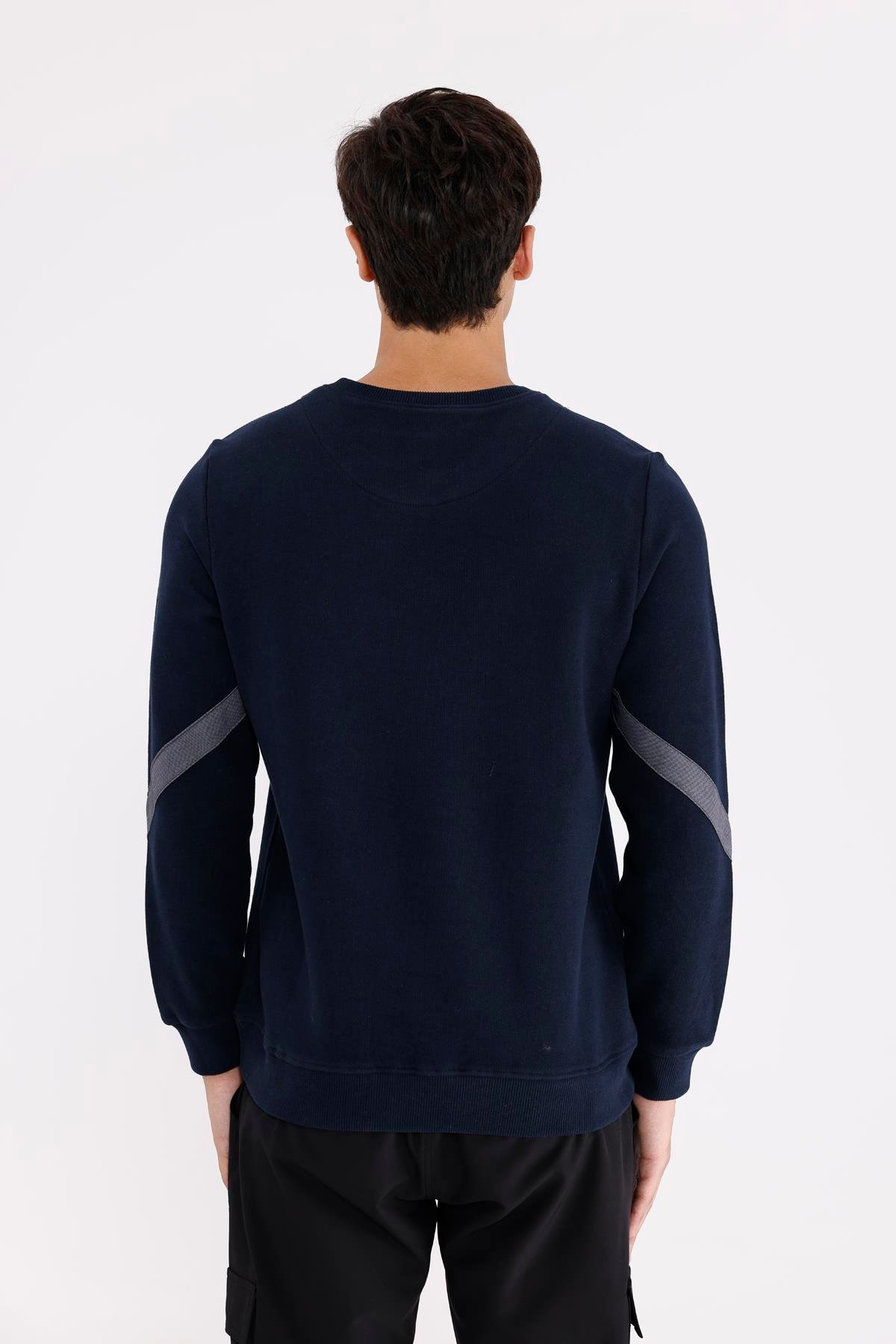 Kol Şerit Detaylı Yuvarlak Yaka Göğüs Logolu Rahat Kalıp Mevsimlik Sweatshirt