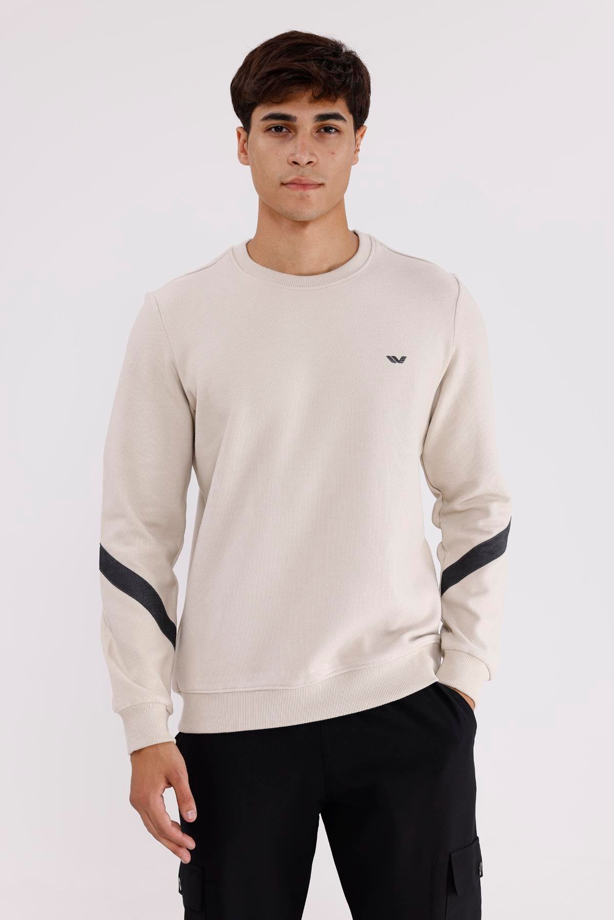 Kol Şerit Detaylı Yuvarlak Yaka Göğüs Logolu Rahat Kalıp Mevsimlik Sweatshirt
