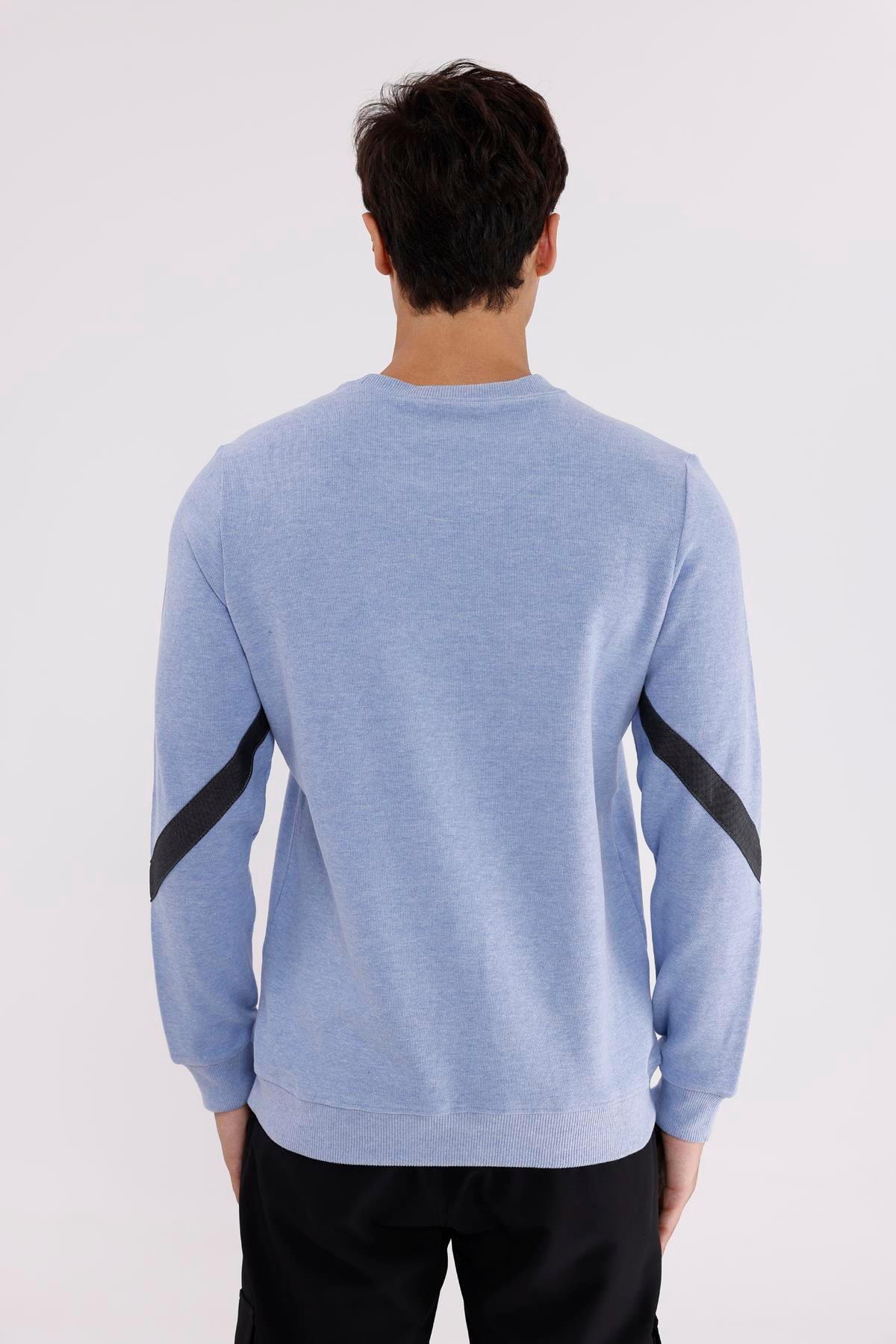 Kol Şerit Detaylı Yuvarlak Yaka Göğüs Logolu Rahat Kalıp Mevsimlik Sweatshirt