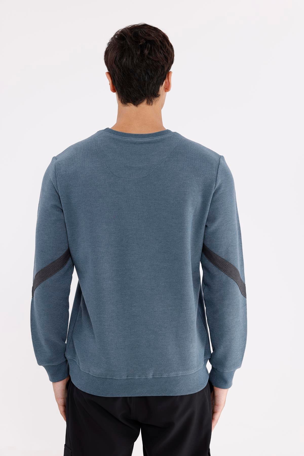 Kol Şerit Detaylı Yuvarlak Yaka Göğüs Logolu Rahat Kalıp Mevsimlik Sweatshirt