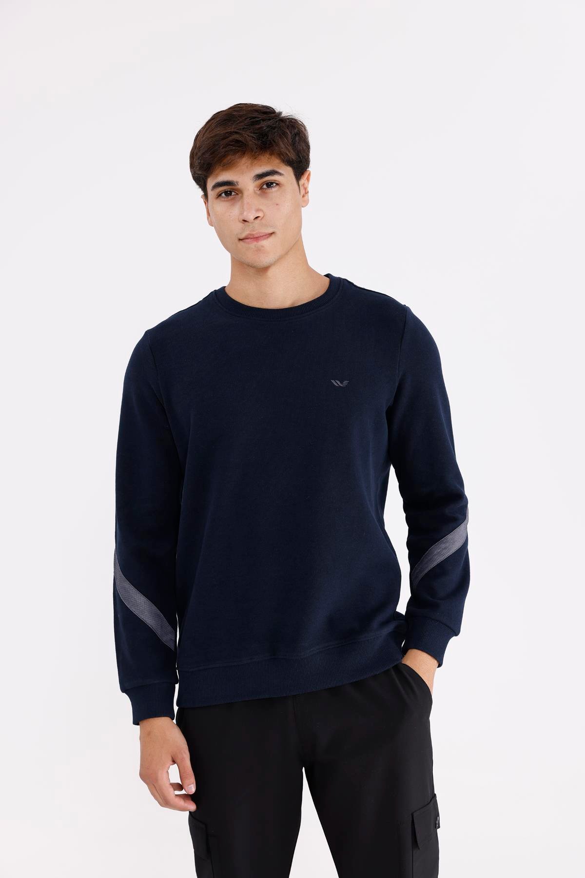 Kol Şerit Detaylı Yuvarlak Yaka Göğüs Logolu Rahat Kalıp Mevsimlik Sweatshirt