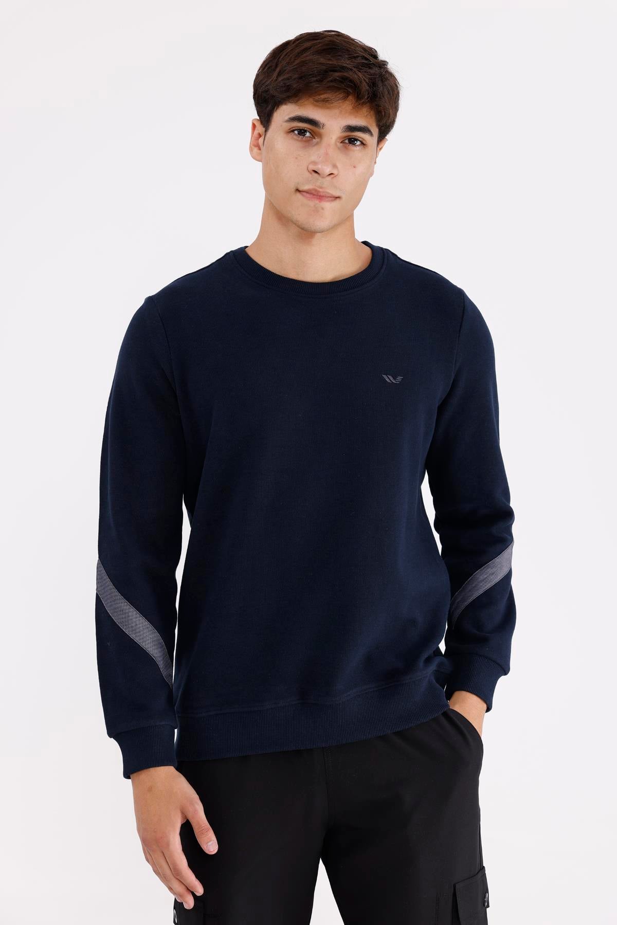 Kol Şerit Detaylı Yuvarlak Yaka Göğüs Logolu Rahat Kalıp Mevsimlik Sweatshirt