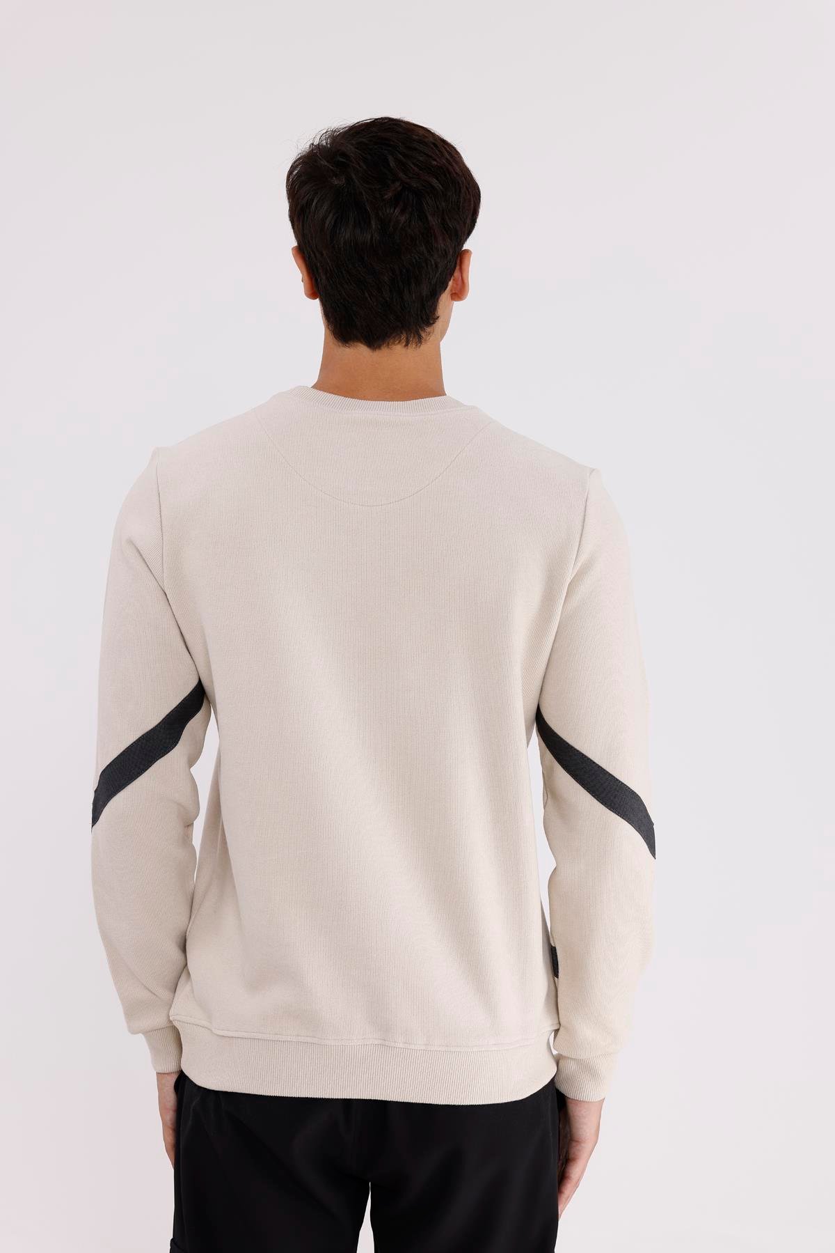 Kol Şerit Detaylı Yuvarlak Yaka Göğüs Logolu Rahat Kalıp Mevsimlik Sweatshirt