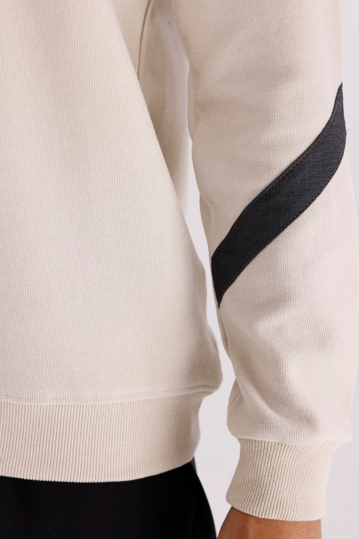 Kol Şerit Detaylı Yuvarlak Yaka Göğüs Logolu Rahat Kalıp Mevsimlik Sweatshirt