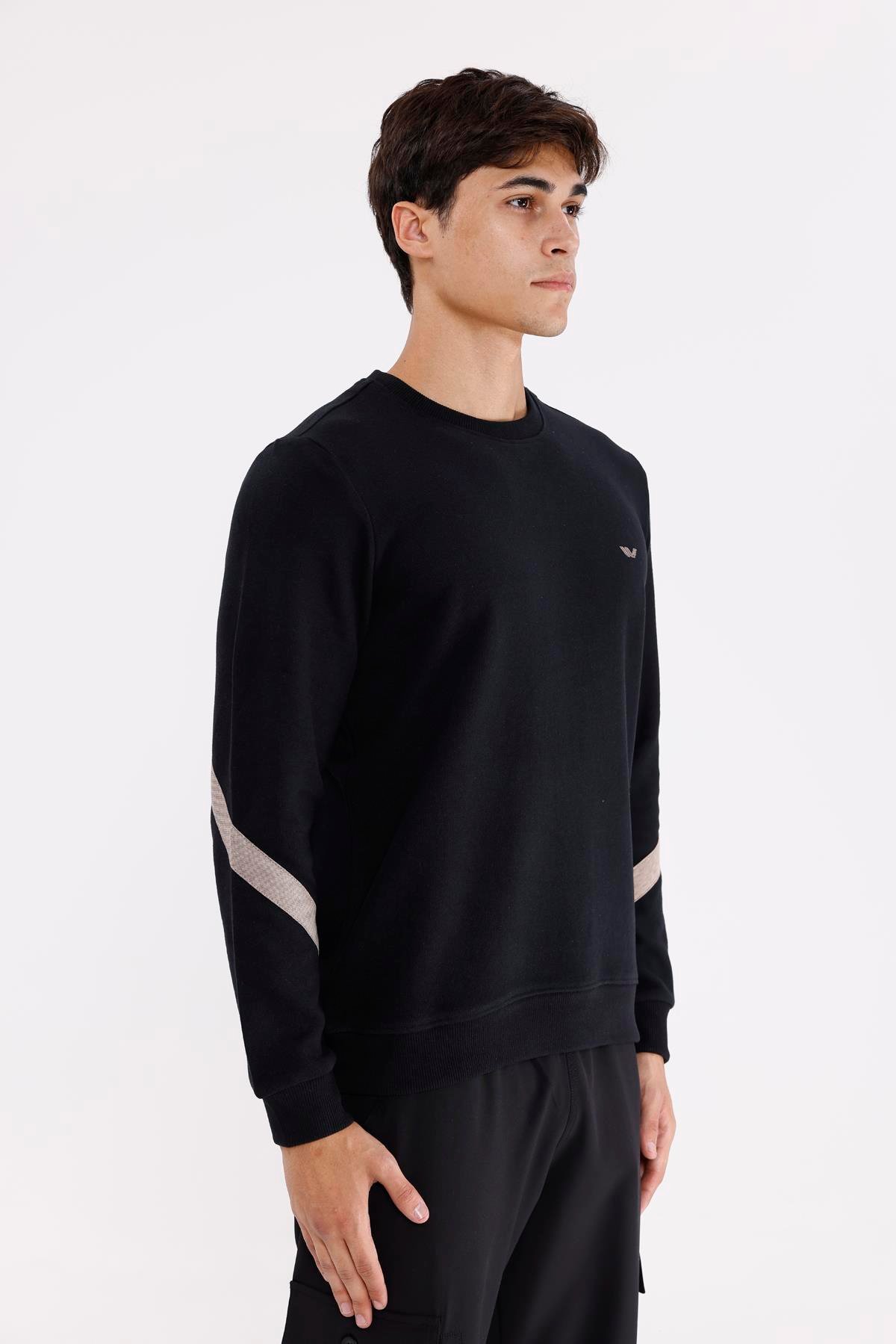 Kol Şerit Detaylı Yuvarlak Yaka Göğüs Logolu Rahat Kalıp Mevsimlik Sweatshirt