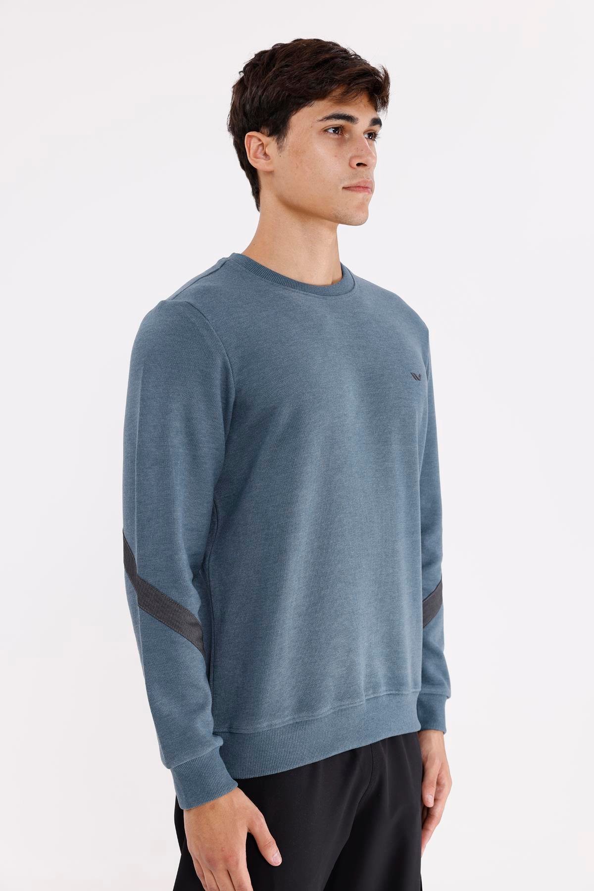 Kol Şerit Detaylı Yuvarlak Yaka Göğüs Logolu Rahat Kalıp Mevsimlik Sweatshirt