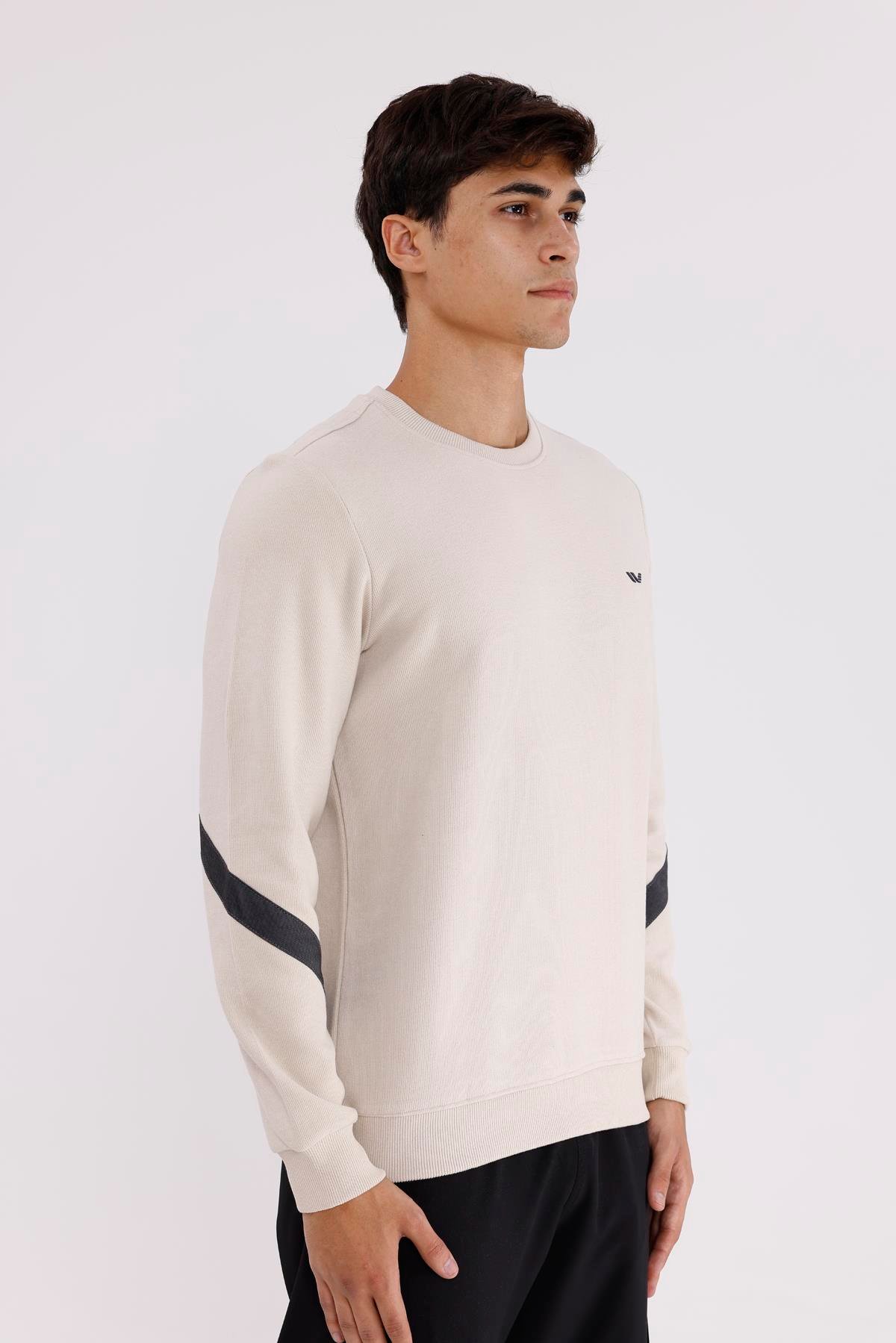 Kol Şerit Detaylı Yuvarlak Yaka Göğüs Logolu Rahat Kalıp Mevsimlik Sweatshirt