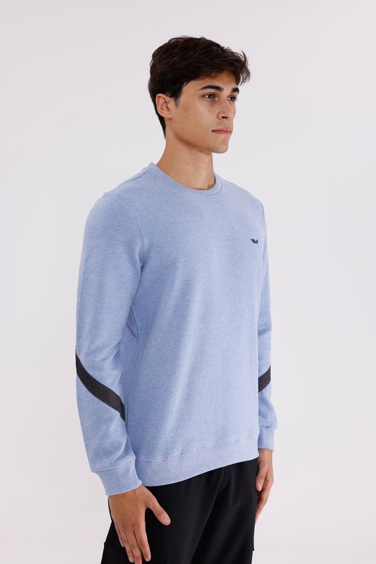 Kol Şerit Detaylı Yuvarlak Yaka Göğüs Logolu Rahat Kalıp Mevsimlik Sweatshirt