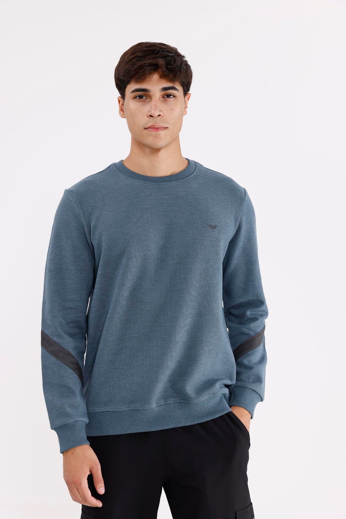 Kol Şerit Detaylı Yuvarlak Yaka Göğüs Logolu Rahat Kalıp Mevsimlik Sweatshirt
