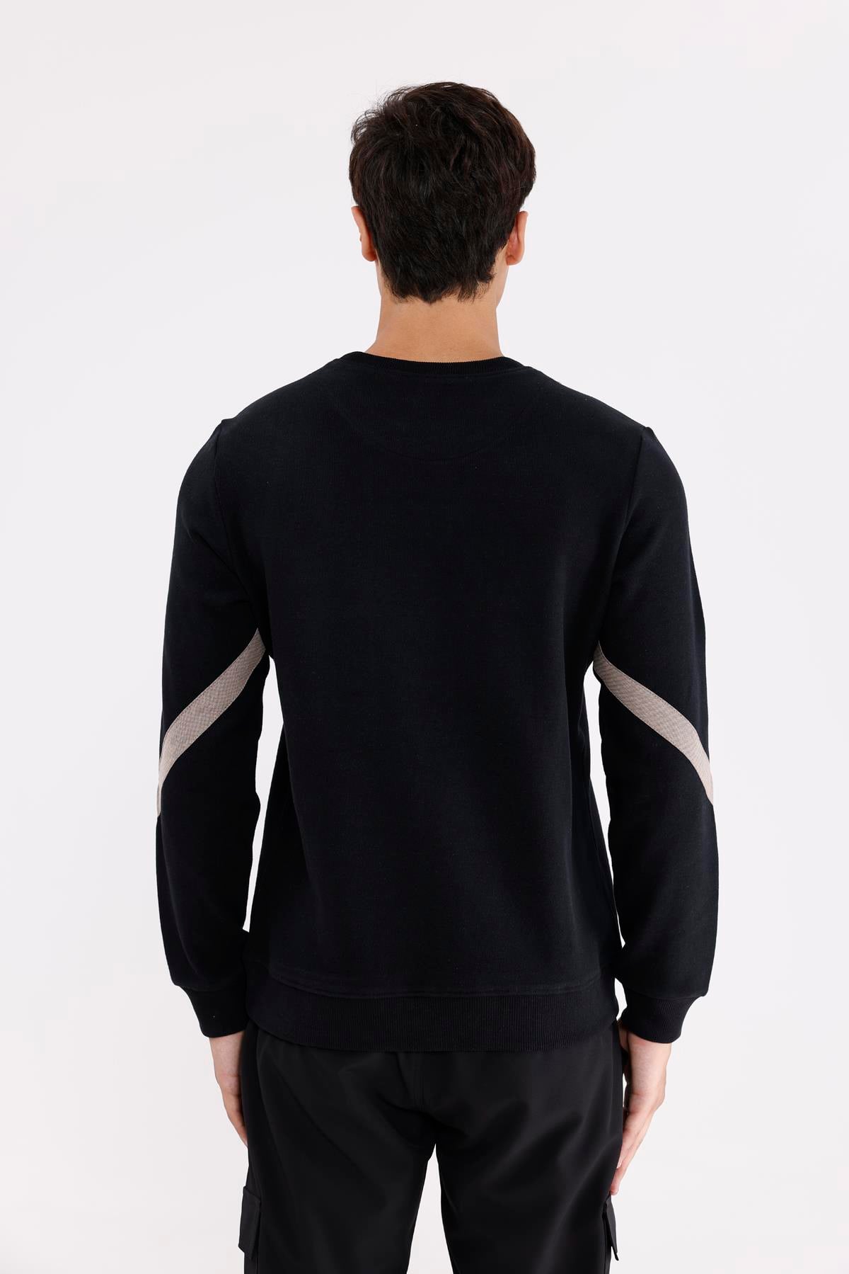 Kol Şerit Detaylı Yuvarlak Yaka Göğüs Logolu Rahat Kalıp Mevsimlik Sweatshirt