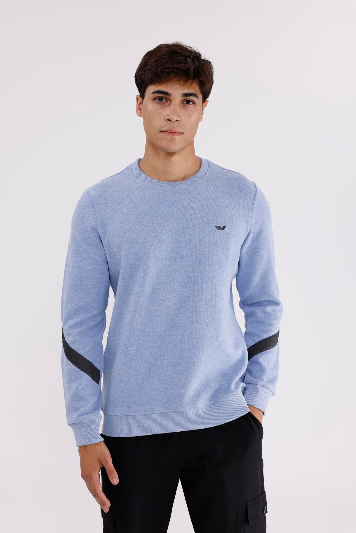Kol Şerit Detaylı Yuvarlak Yaka Göğüs Logolu Rahat Kalıp Mevsimlik Sweatshirt