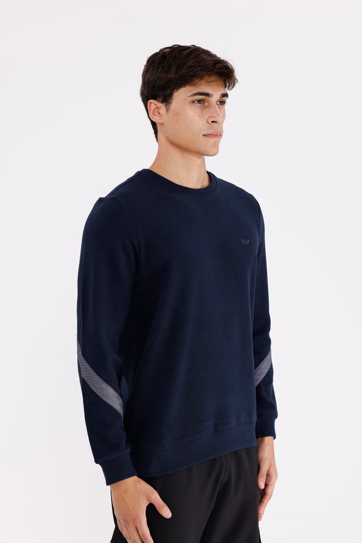 Kol Şerit Detaylı Yuvarlak Yaka Göğüs Logolu Rahat Kalıp Mevsimlik Sweatshirt