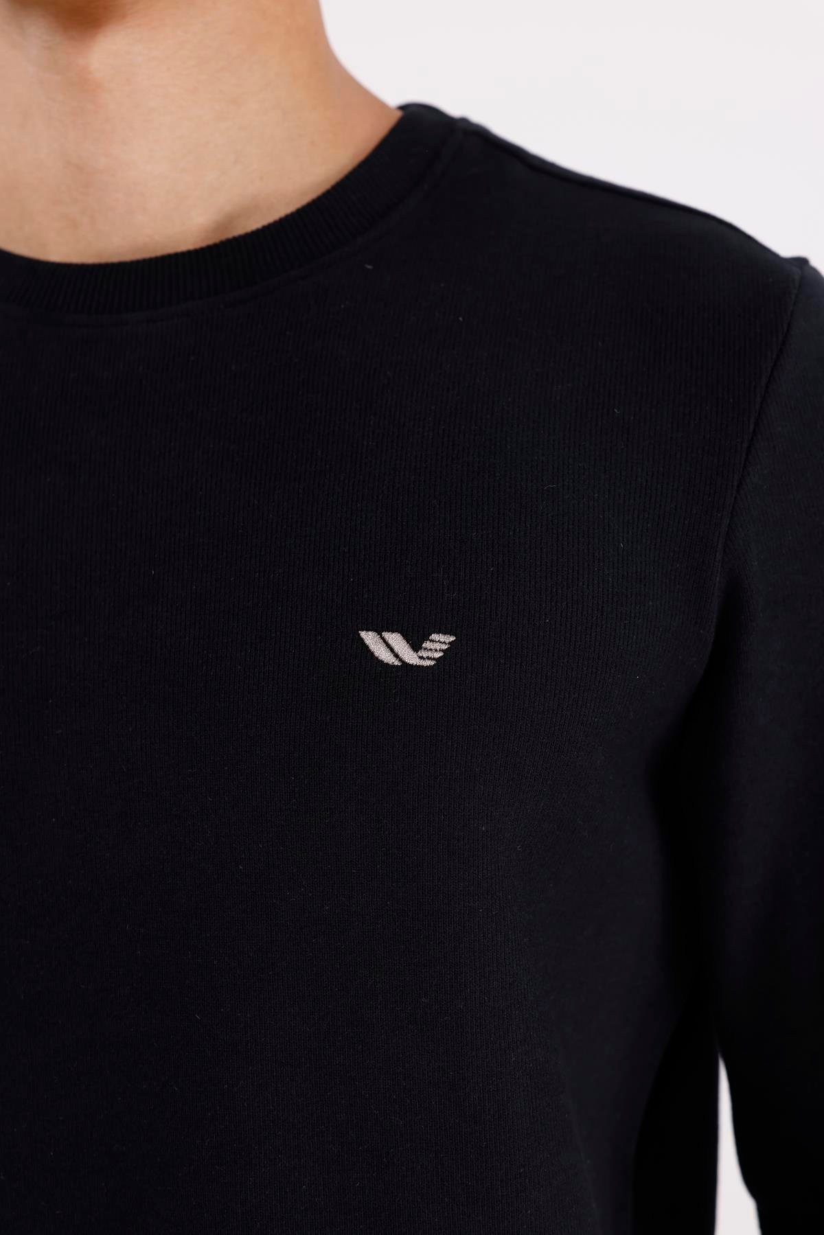 Kol Şerit Detaylı Yuvarlak Yaka Göğüs Logolu Rahat Kalıp Mevsimlik Sweatshirt