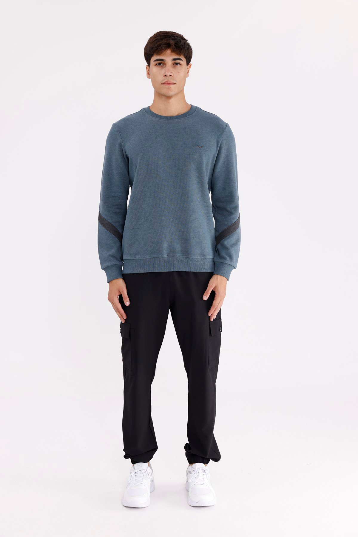 Kol Şerit Detaylı Yuvarlak Yaka Göğüs Logolu Rahat Kalıp Mevsimlik Sweatshirt