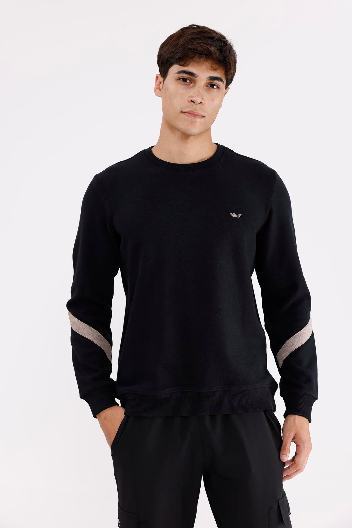 Kol Şerit Detaylı Yuvarlak Yaka Göğüs Logolu Rahat Kalıp Mevsimlik Sweatshirt