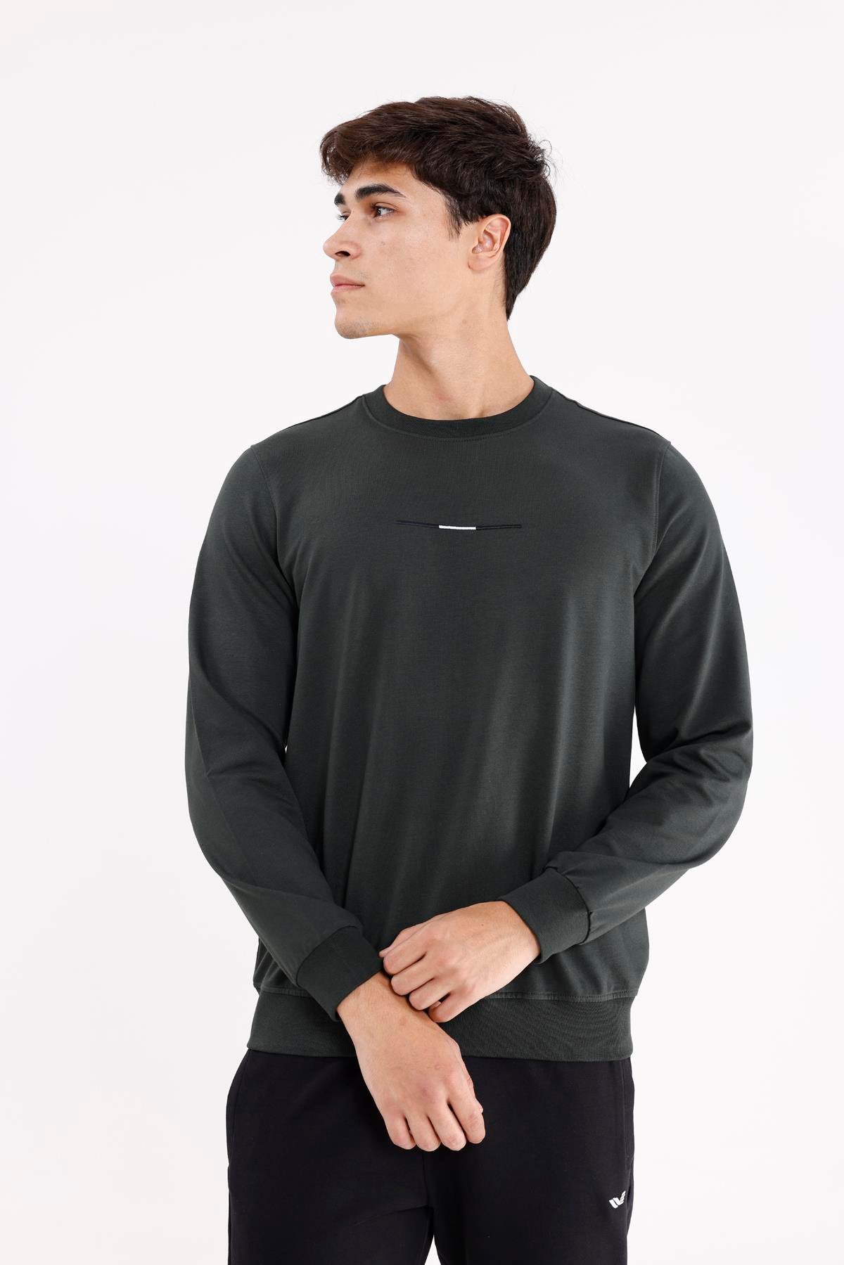 Minimal Göğüs İşlemeli Rahat Kalıp Esnek Manşetli Mevsimlik Bisiklet Yaka Sweatshirt